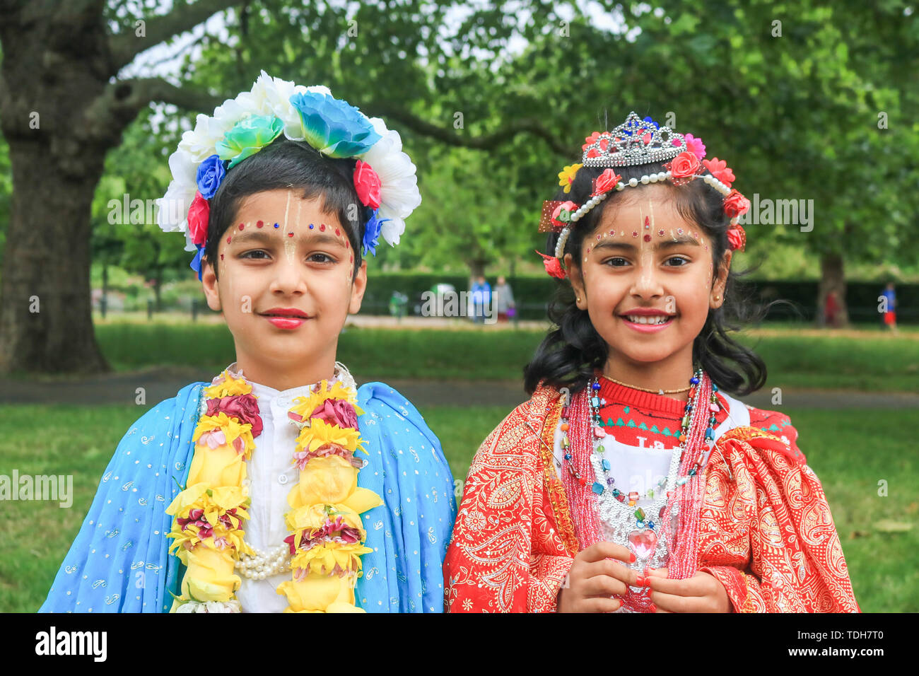London, Großbritannien. 16. Juni 2019. Chatanya Sharma im Alter von 7(R) gekleidet, wie Radha und Krishna Sharma im Alter von 5 (L) für die die Rathayatra, auch bekannt als die Wagen festival Prozession, die durch London dauert und es sich dabei um bewegliche Gottheiten Jagannath (Vishnu Avatar), Balabhadra (sein Bruder), Subhadra (seine Schwester) und Sudarshana Chakra (seine Waffe) auf einem ratha auf einem Seil Credit gezogen: Amer ghazzal/Alamy Leben Nachrichten gekleidet Stockfoto London, Großbritannien. 16. Juni 2019. Chatanya Sharma im Alter von 7(R) gekleidet, wie Radha und Krishna Sharma im Alter von 5 (L) für die die Rathayatra, auch bekannt als die Wagen festival Prozession, die durch London dauert und es sich dabei um bewegliche Gottheiten Jagannath (Vishnu Avatar), Balabhadra (sein Bruder), Subhadra (seine Schwester) und Sudarshana Chakra (seine Waffe) auf einem ratha auf einem Seil Credit gezogen: Amer ghazzal/Alamy Leben Nachrichten gekleidet Stockfoto