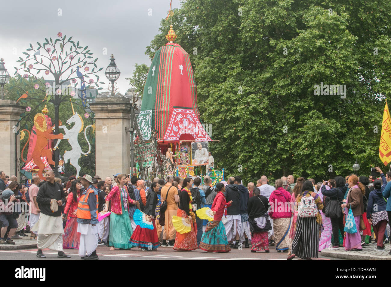 London, Großbritannien. 16. Juni 2019. Hare Krishna Anhänger ziehen drei riesige dekorierten Wagen von Hyde Park Corner zum Trafalgar Square, auch als die Wagen Festival bekannt. Die Prozession ist Abschleppen in einem ratha, eine hölzerne deula-förmige chariotdeities Jagannath (Vishnu Avatar), Balabhadra (sein Bruder), Subhadra (seine Schwester) und Sudarshana Chakra (seine Waffe) Credit: Amer ghazzal/Alamy leben Nachrichten Stockfoto London, Großbritannien. 16. Juni 2019. Hare Krishna Anhänger ziehen drei riesige dekorierten Wagen von Hyde Park Corner zum Trafalgar Square, auch als die Wagen Festival bekannt. Die Prozession ist Abschleppen in einem ratha, eine hölzerne deula-förmige chariotdeities Jagannath (Vishnu Avatar), Balabhadra (sein Bruder), Subhadra (seine Schwester) und Sudarshana Chakra (seine Waffe) Credit: Amer ghazzal/Alamy leben Nachrichten Stockfoto