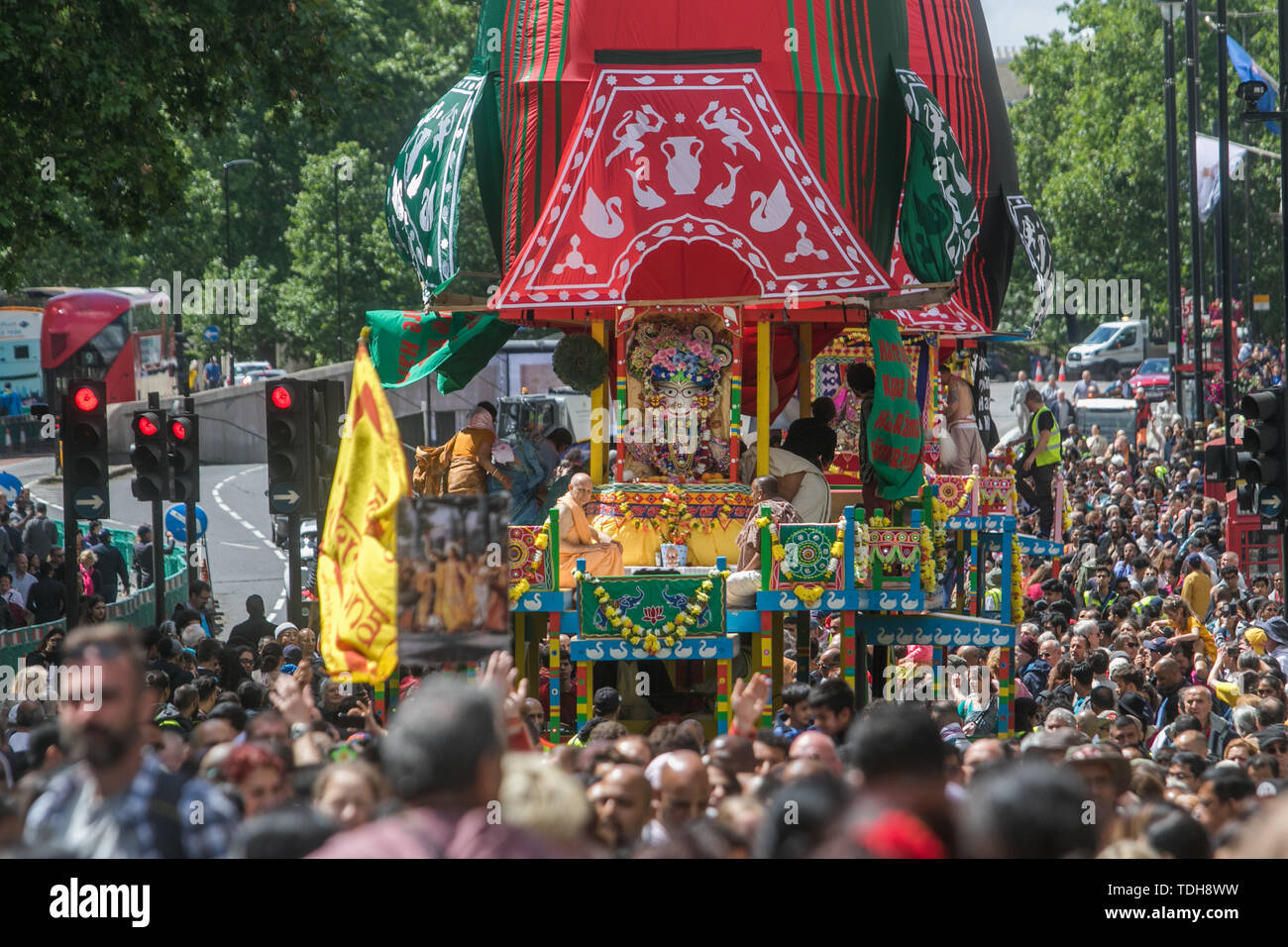 London, Großbritannien. 16. Juni 2019. Hare Krishna Anhänger ziehen drei riesige dekorierten Wagen von Hyde Park Corner zum Trafalgar Square, auch als die Wagen Festival bekannt. Die Prozession ist Abschleppen in einem ratha, eine hölzerne deula-förmige chariotdeities Jagannath (Vishnu Avatar), Balabhadra (sein Bruder), Subhadra (seine Schwester) und Sudarshana Chakra (seine Waffe) Credit: Amer ghazzal/Alamy leben Nachrichten Stockfoto London, Großbritannien. 16. Juni 2019. Hare Krishna Anhänger ziehen drei riesige dekorierten Wagen von Hyde Park Corner zum Trafalgar Square, auch als die Wagen Festival bekannt. Die Prozession ist Abschleppen in einem ratha, eine hölzerne deula-förmige chariotdeities Jagannath (Vishnu Avatar), Balabhadra (sein Bruder), Subhadra (seine Schwester) und Sudarshana Chakra (seine Waffe) Credit: Amer ghazzal/Alamy leben Nachrichten Stockfoto
