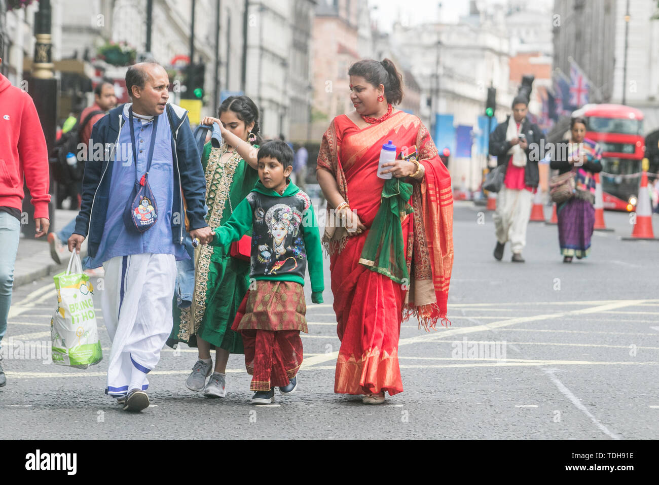 London, Großbritannien. 16. Juni 2019. Hare Krishna Anhänger und Anhänger feiern den 51. Jahrestag der Rathayatra, und die jährliche Krishna Chariot Festival auf der ganzen Welt gefeiert wird. Rathayatra - die hölzernen Wagen, die Gottheiten der Jagannatha, Balarama und Subhadra, die von Hand durch Pilger und Gläubige Credit gezogen werden: Amer ghazzal/Alamy leben Nachrichten Stockfoto London, Großbritannien. 16. Juni 2019. Hare Krishna Anhänger und Anhänger feiern den 51. Jahrestag der Rathayatra, und die jährliche Krishna Chariot Festival auf der ganzen Welt gefeiert wird. Rathayatra - die hölzernen Wagen, die Gottheiten der Jagannatha, Balarama und Subhadra, die von Hand durch Pilger und Gläubige Credit gezogen werden: Amer ghazzal/Alamy leben Nachrichten Stockfoto