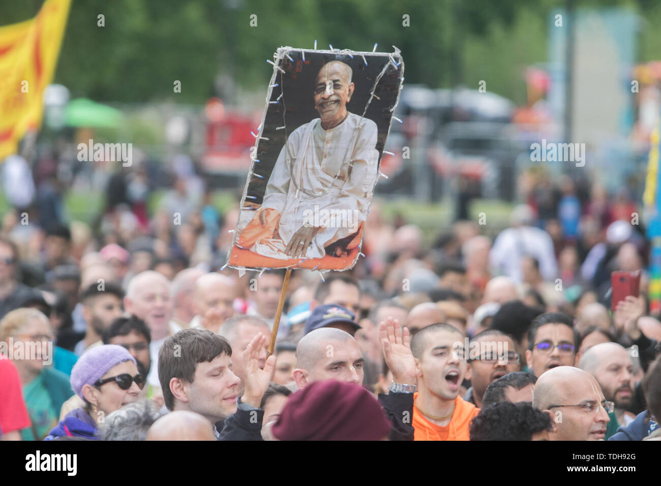 London, Großbritannien. 16. Juni 2019. Pilger und Gläubige an der Rathayatra auch als Wagen festival Umzug durch die Innenstadt von London bekannt, die verschoben werden Gottheiten Jagannath (Vishnu Avatar), Balabhadra (sein Bruder), Subhadra (seine Schwester) und Sudarshana Chakra (seine Waffe) auf einem ratha, eine hölzerne deula-förmige Wagen Kredit: Amer ghazzal/Alamy leben Nachrichten Stockfoto London, Großbritannien. 16. Juni 2019. Pilger und Gläubige an der Rathayatra auch als Wagen festival Umzug durch die Innenstadt von London bekannt, die verschoben werden Gottheiten Jagannath (Vishnu Avatar), Balabhadra (sein Bruder), Subhadra (seine Schwester) und Sudarshana Chakra (seine Waffe) auf einem ratha, eine hölzerne deula-förmige Wagen Kredit: Amer ghazzal/Alamy leben Nachrichten Stockfoto