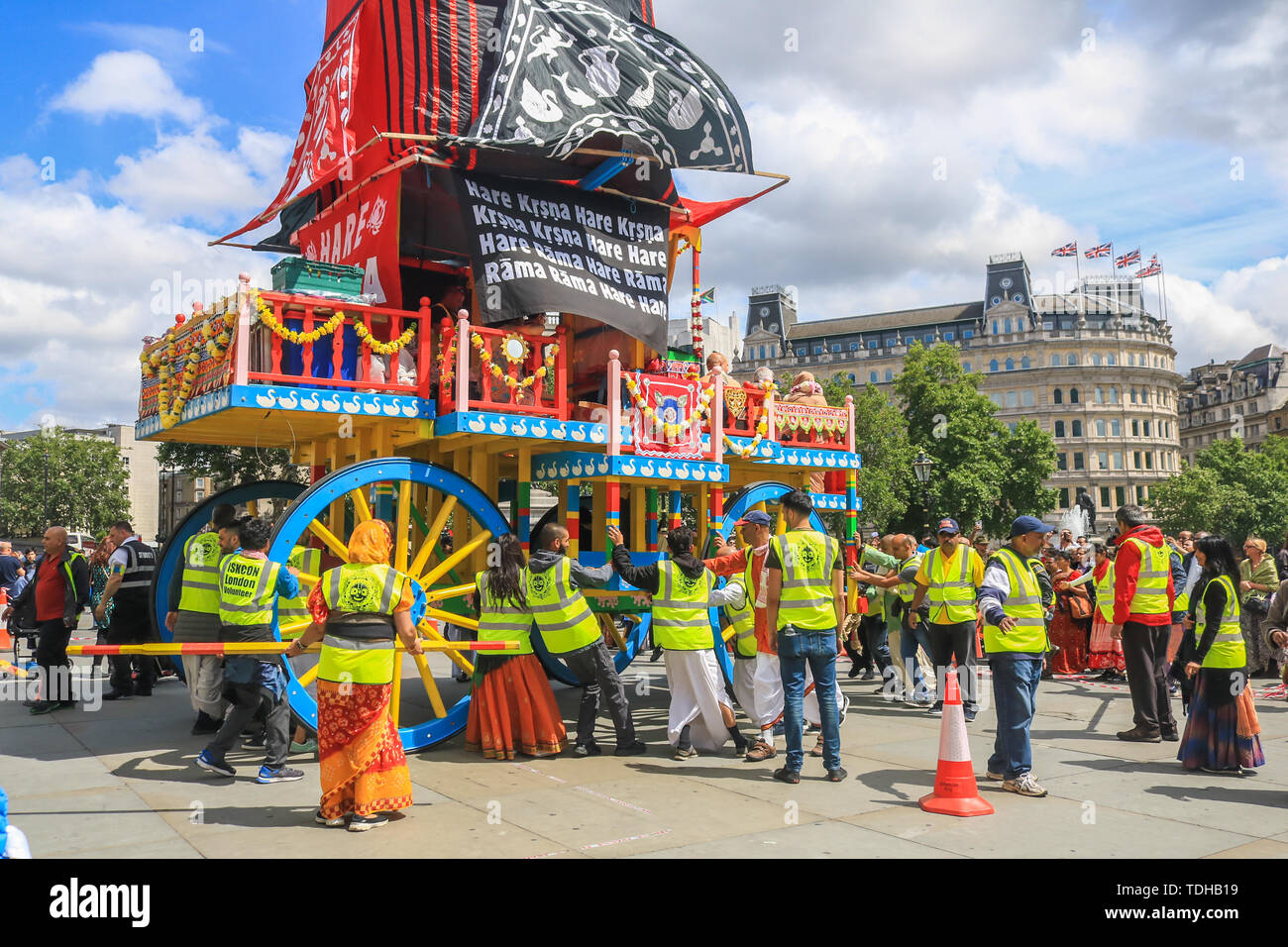 London, Großbritannien. 16. Juni 2019. Tausende von Pilgern und Gläubigen nehmen Teil an der Rathayatra, einer Prozession durch die Londoner Trafalgar Square, das Bewegen des Ratha, eine hölzerne deula-förmige Wagen mit Gottheiten Jagannath (Vishnu Avatar), Balabhadra (sein Bruder), Subhadra (seine Schwester) und Sudarshana Chakra Credit: Amer ghazzal/Alamy leben Nachrichten Stockfoto London, Großbritannien. 16. Juni 2019. Tausende von Pilgern und Gläubigen nehmen Teil an der Rathayatra, einer Prozession durch die Londoner Trafalgar Square, das Bewegen des Ratha, eine hölzerne deula-förmige Wagen mit Gottheiten Jagannath (Vishnu Avatar), Balabhadra (sein Bruder), Subhadra (seine Schwester) und Sudarshana Chakra Credit: Amer ghazzal/Alamy leben Nachrichten Stockfoto