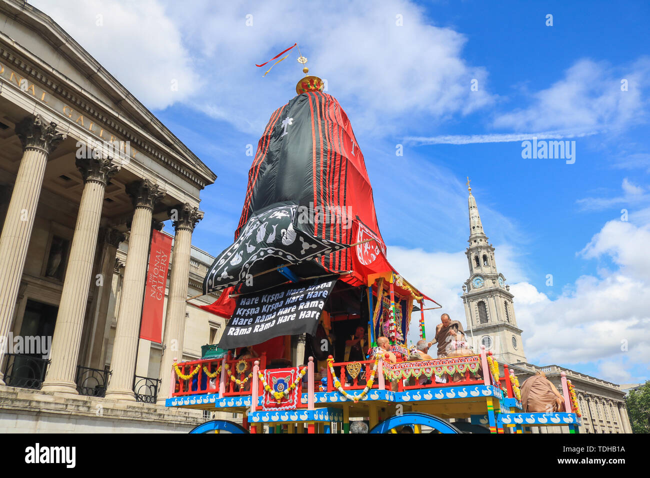 London, Großbritannien. 16. Juni 2019. Tausende von Pilgern und Gläubigen nehmen Teil an der Rathayatra, einer Prozession durch die Londoner Trafalgar Square, das Bewegen des Ratha, eine hölzerne deula-förmige Wagen mit Gottheiten Jagannath (Vishnu Avatar), Balabhadra (sein Bruder), Subhadra (seine Schwester) und Sudarshana Chakra Credit: Amer ghazzal/Alamy leben Nachrichten Stockfoto London, Großbritannien. 16. Juni 2019. Tausende von Pilgern und Gläubigen nehmen Teil an der Rathayatra, einer Prozession durch die Londoner Trafalgar Square, das Bewegen des Ratha, eine hölzerne deula-förmige Wagen mit Gottheiten Jagannath (Vishnu Avatar), Balabhadra (sein Bruder), Subhadra (seine Schwester) und Sudarshana Chakra Credit: Amer ghazzal/Alamy leben Nachrichten Stockfoto