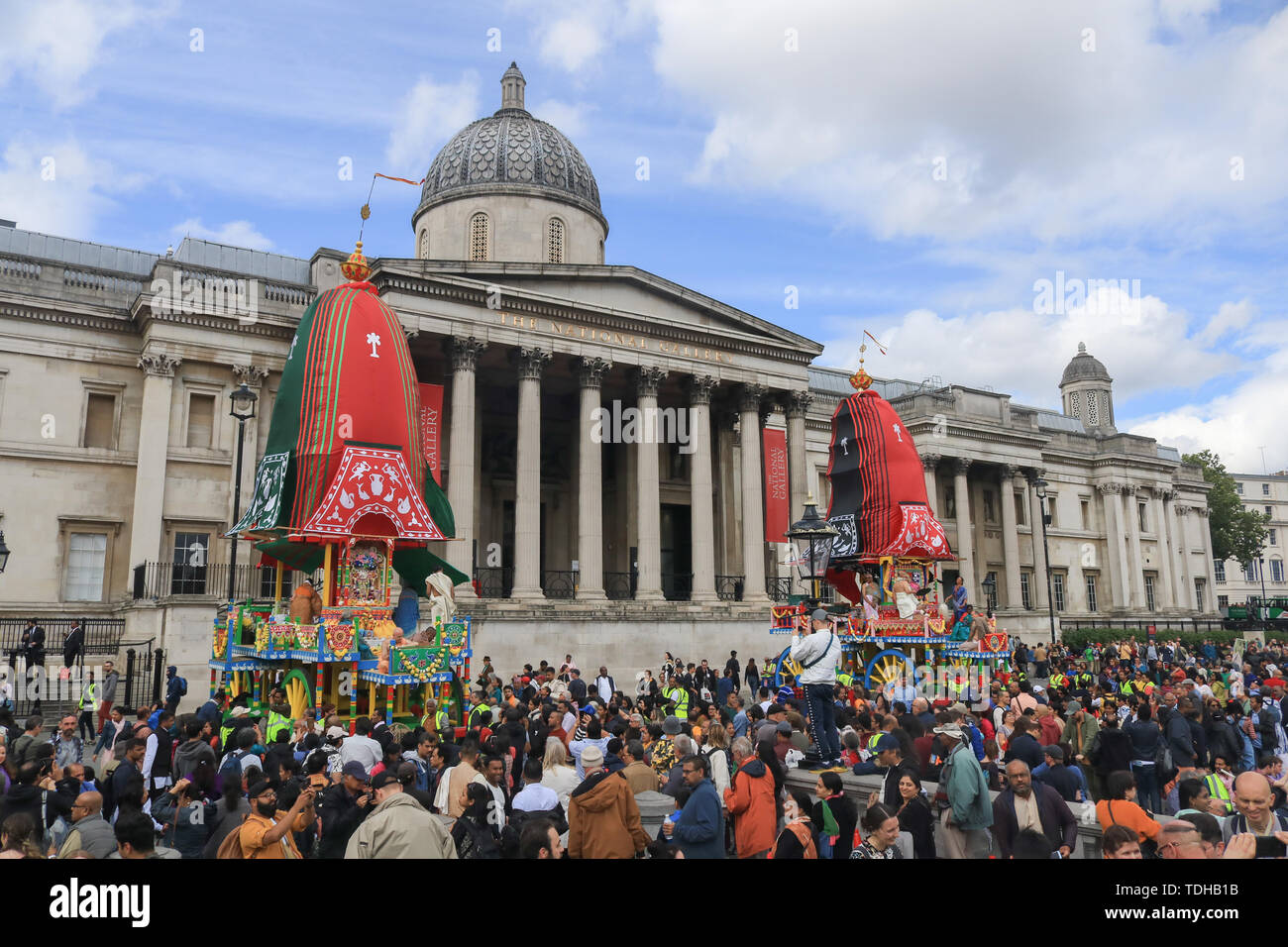 London, Großbritannien. 16. Juni 2019. Hare Krishna Pilger und Gläubige feiern den 51. Jahrestag der Rathayatra, einer Prozession durch die Londoner Trafalgar Square, die mit einem Seil ziehen die Ratha, eine hölzerne deula-förmige Wagen mit Gottheiten Jagannath (Vishnu Avatar), Balabhadra (sein Bruder), Subhadra (seine Schwester) und Sudarshana Chakra Credit: Amer ghazzal/Alamy leben Nachrichten Stockfoto London, Großbritannien. 16. Juni 2019. Hare Krishna Pilger und Gläubige feiern den 51. Jahrestag der Rathayatra, einer Prozession durch die Londoner Trafalgar Square, die mit einem Seil ziehen die Ratha, eine hölzerne deula-förmige Wagen mit Gottheiten Jagannath (Vishnu Avatar), Balabhadra (sein Bruder), Subhadra (seine Schwester) und Sudarshana Chakra Credit: Amer ghazzal/Alamy leben Nachrichten Stockfoto