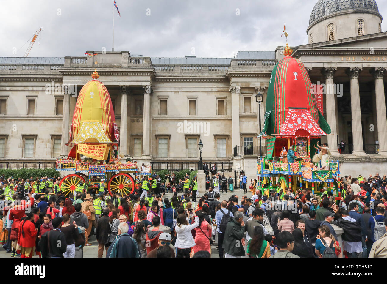 London, Großbritannien. 16. Juni 2019. Hare Krishna Pilger und Gläubige feiern den 51. Jahrestag der Rathayatra, einer Prozession durch die Londoner Trafalgar Square, die mit einem Seil ziehen die Ratha, eine hölzerne deula-förmige Wagen mit Gottheiten Jagannath (Vishnu Avatar), Balabhadra (sein Bruder), Subhadra (seine Schwester) und Sudarshana Chakra Credit: Amer ghazzal/Alamy leben Nachrichten Stockfoto London, Großbritannien. 16. Juni 2019. Hare Krishna Pilger und Gläubige feiern den 51. Jahrestag der Rathayatra, einer Prozession durch die Londoner Trafalgar Square, die mit einem Seil ziehen die Ratha, eine hölzerne deula-förmige Wagen mit Gottheiten Jagannath (Vishnu Avatar), Balabhadra (sein Bruder), Subhadra (seine Schwester) und Sudarshana Chakra Credit: Amer ghazzal/Alamy leben Nachrichten Stockfoto