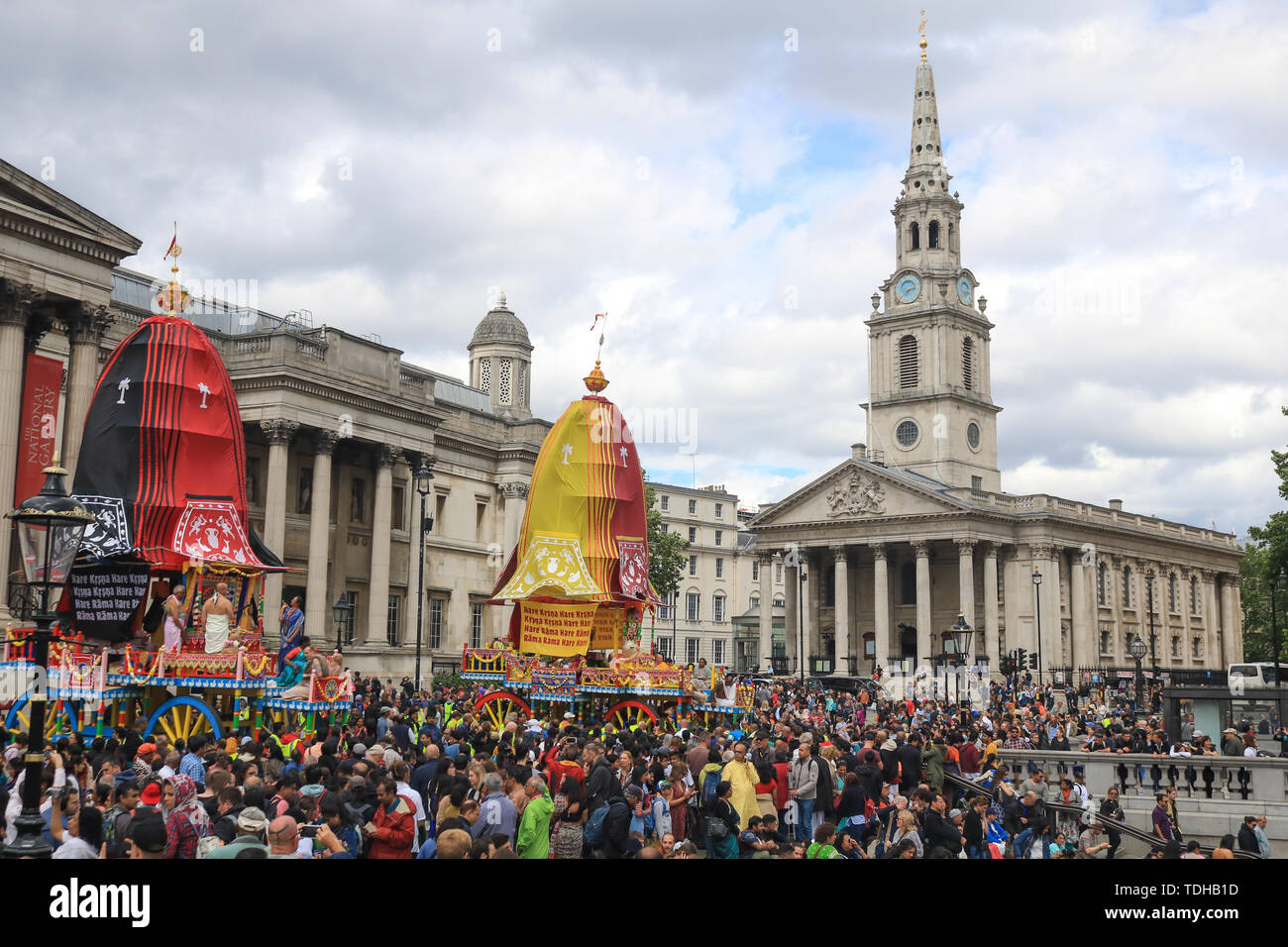 London, Großbritannien. 16. Juni 2019. Hare Krishna Pilger und Gläubige feiern den 51. Jahrestag der Rathayatra, einer Prozession durch die Londoner Trafalgar Square, die mit einem Seil ziehen die Ratha, eine hölzerne deula-förmige Wagen mit Gottheiten Jagannath (Vishnu Avatar), Balabhadra (sein Bruder), Subhadra (seine Schwester) und Sudarshana Chakra Credit: Amer ghazzal/Alamy leben Nachrichten Stockfoto London, Großbritannien. 16. Juni 2019. Hare Krishna Pilger und Gläubige feiern den 51. Jahrestag der Rathayatra, einer Prozession durch die Londoner Trafalgar Square, die mit einem Seil ziehen die Ratha, eine hölzerne deula-förmige Wagen mit Gottheiten Jagannath (Vishnu Avatar), Balabhadra (sein Bruder), Subhadra (seine Schwester) und Sudarshana Chakra Credit: Amer ghazzal/Alamy leben Nachrichten Stockfoto