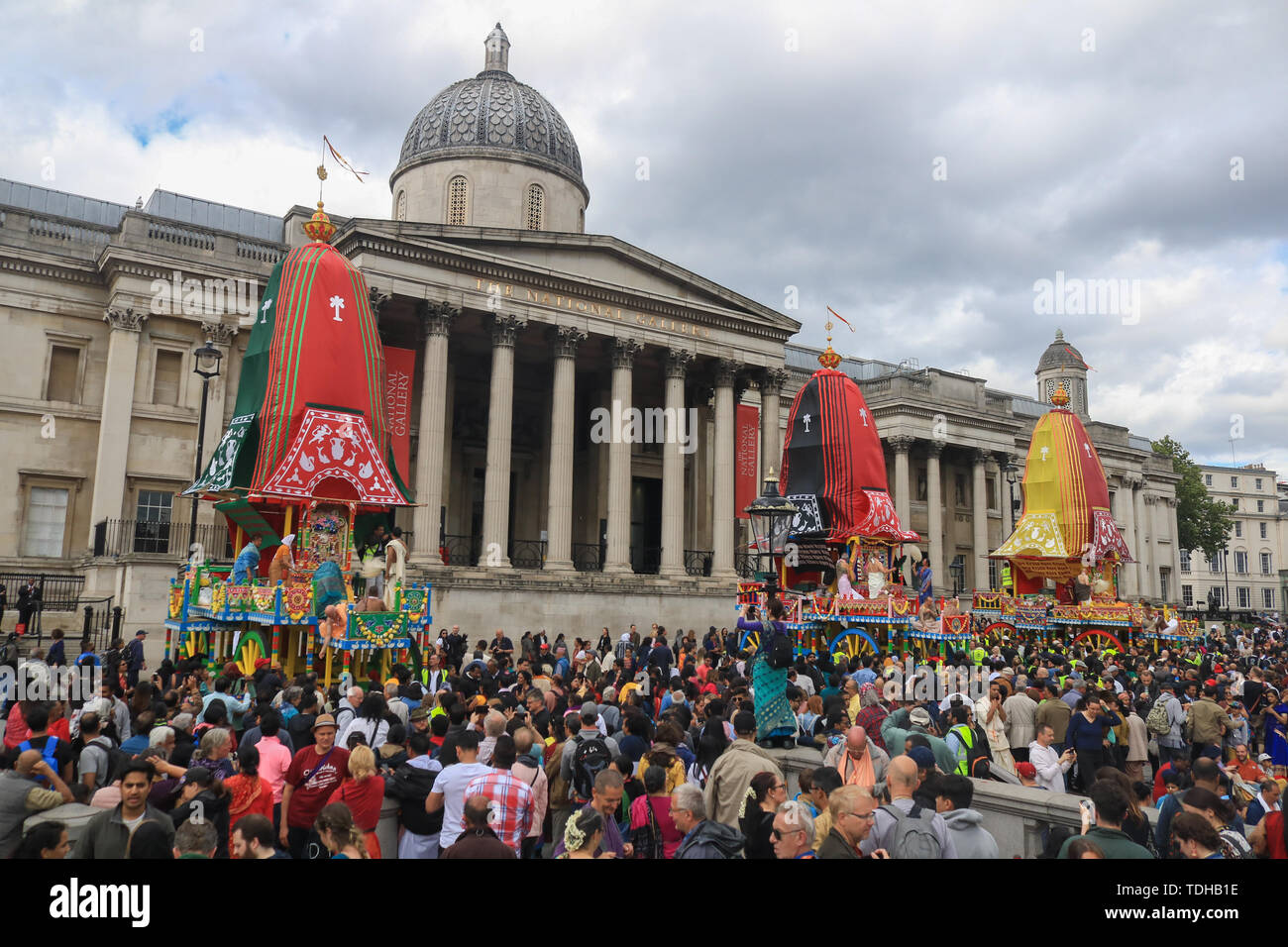 London, Großbritannien. 16. Juni 2019. Hare Krishna Pilger und Gläubige feiern den 51. Jahrestag der Rathayatra, einer Prozession durch die Londoner Trafalgar Square, die mit einem Seil ziehen die Ratha, eine hölzerne deula-förmige Wagen mit Gottheiten Jagannath (Vishnu Avatar), Balabhadra (sein Bruder), Subhadra (seine Schwester) und Sudarshana Chakra Credit: Amer ghazzal/Alamy leben Nachrichten Stockfoto