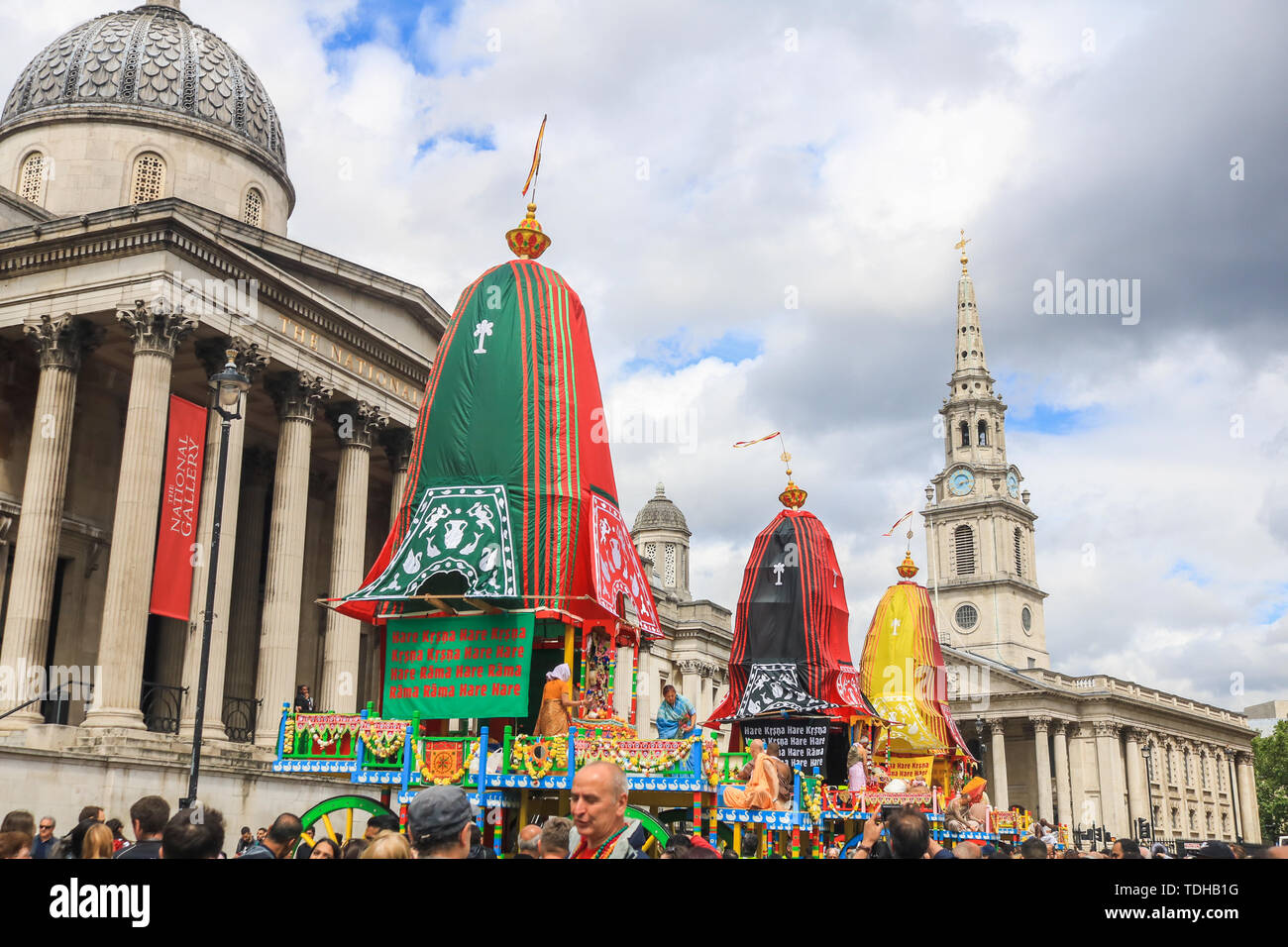 London, Großbritannien. 16. Juni 2019. Hare Krishna Pilger und Gläubige feiern den 51. Jahrestag der Rathayatra, einer Prozession durch die Londoner Trafalgar Square, die mit einem Seil ziehen die Ratha, eine hölzerne deula-förmige Wagen mit Gottheiten Jagannath (Vishnu Avatar), Balabhadra (sein Bruder), Subhadra (seine Schwester) und Sudarshana Chakra Credit: Amer ghazzal/Alamy leben Nachrichten Stockfoto London, Großbritannien. 16. Juni 2019. Hare Krishna Pilger und Gläubige feiern den 51. Jahrestag der Rathayatra, einer Prozession durch die Londoner Trafalgar Square, die mit einem Seil ziehen die Ratha, eine hölzerne deula-förmige Wagen mit Gottheiten Jagannath (Vishnu Avatar), Balabhadra (sein Bruder), Subhadra (seine Schwester) und Sudarshana Chakra Credit: Amer ghazzal/Alamy leben Nachrichten Stockfoto