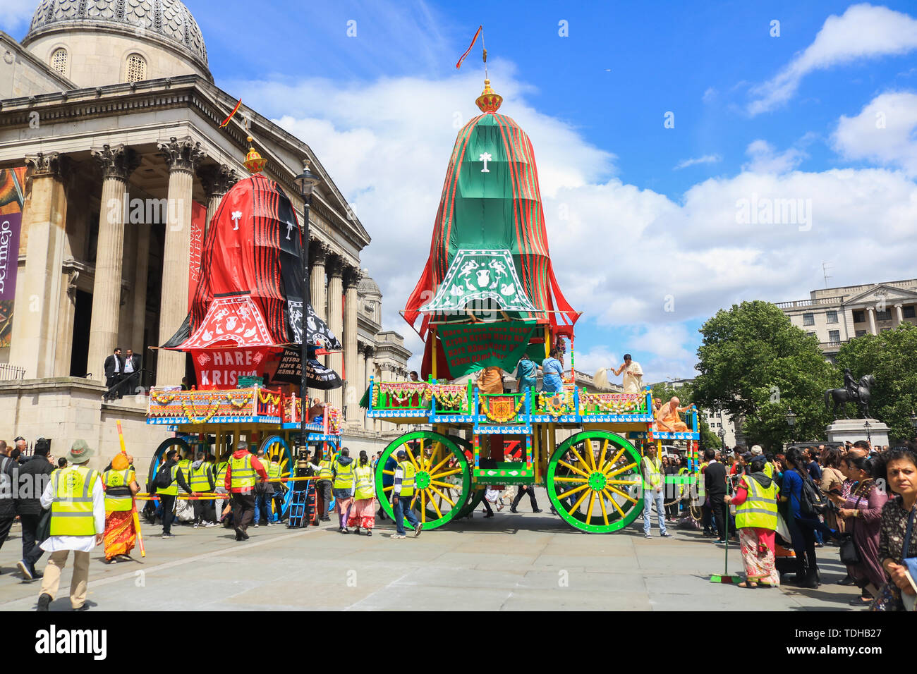 London, Großbritannien. 16. Juni 2019. Hare Krishna Pilger und Gläubige feiern den 51. Jahrestag der Rathayatra, einer Prozession durch die Londoner Trafalgar Square, die mit einem Seil ziehen die Ratha, eine hölzerne deula-förmige Wagen mit Gottheiten Jagannath (Vishnu Avatar), Balabhadra (sein Bruder), Subhadra (seine Schwester) und Sudarshana Chakra Credit: Amer ghazzal/Alamy leben Nachrichten Stockfoto London, Großbritannien. 16. Juni 2019. Hare Krishna Pilger und Gläubige feiern den 51. Jahrestag der Rathayatra, einer Prozession durch die Londoner Trafalgar Square, die mit einem Seil ziehen die Ratha, eine hölzerne deula-förmige Wagen mit Gottheiten Jagannath (Vishnu Avatar), Balabhadra (sein Bruder), Subhadra (seine Schwester) und Sudarshana Chakra Credit: Amer ghazzal/Alamy leben Nachrichten Stockfoto