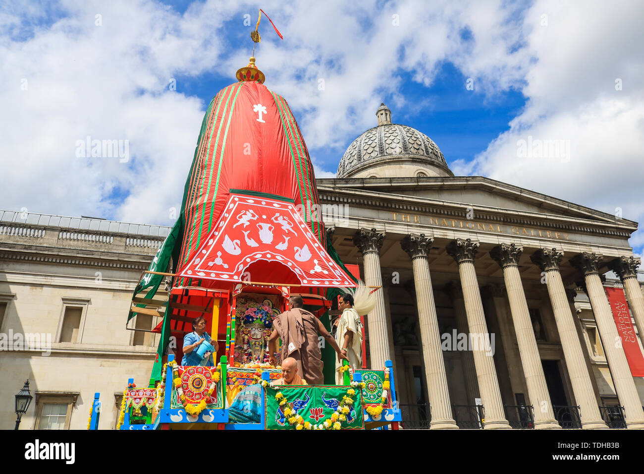 London, Großbritannien. 16. Juni 2019. Hare Krishna Pilger und Gläubige feiern den 51. Jahrestag der Rathayatra, einer Prozession durch die Londoner Trafalgar Square, die mit einem Seil ziehen die Ratha, eine hölzerne deula-förmige Wagen mit Gottheiten Jagannath (Vishnu Avatar), Balabhadra (sein Bruder), Subhadra (seine Schwester) und Sudarshana Chakra Credit: Amer ghazzal/Alamy leben Nachrichten Stockfoto London, Großbritannien. 16. Juni 2019. Hare Krishna Pilger und Gläubige feiern den 51. Jahrestag der Rathayatra, einer Prozession durch die Londoner Trafalgar Square, die mit einem Seil ziehen die Ratha, eine hölzerne deula-förmige Wagen mit Gottheiten Jagannath (Vishnu Avatar), Balabhadra (sein Bruder), Subhadra (seine Schwester) und Sudarshana Chakra Credit: Amer ghazzal/Alamy leben Nachrichten Stockfoto