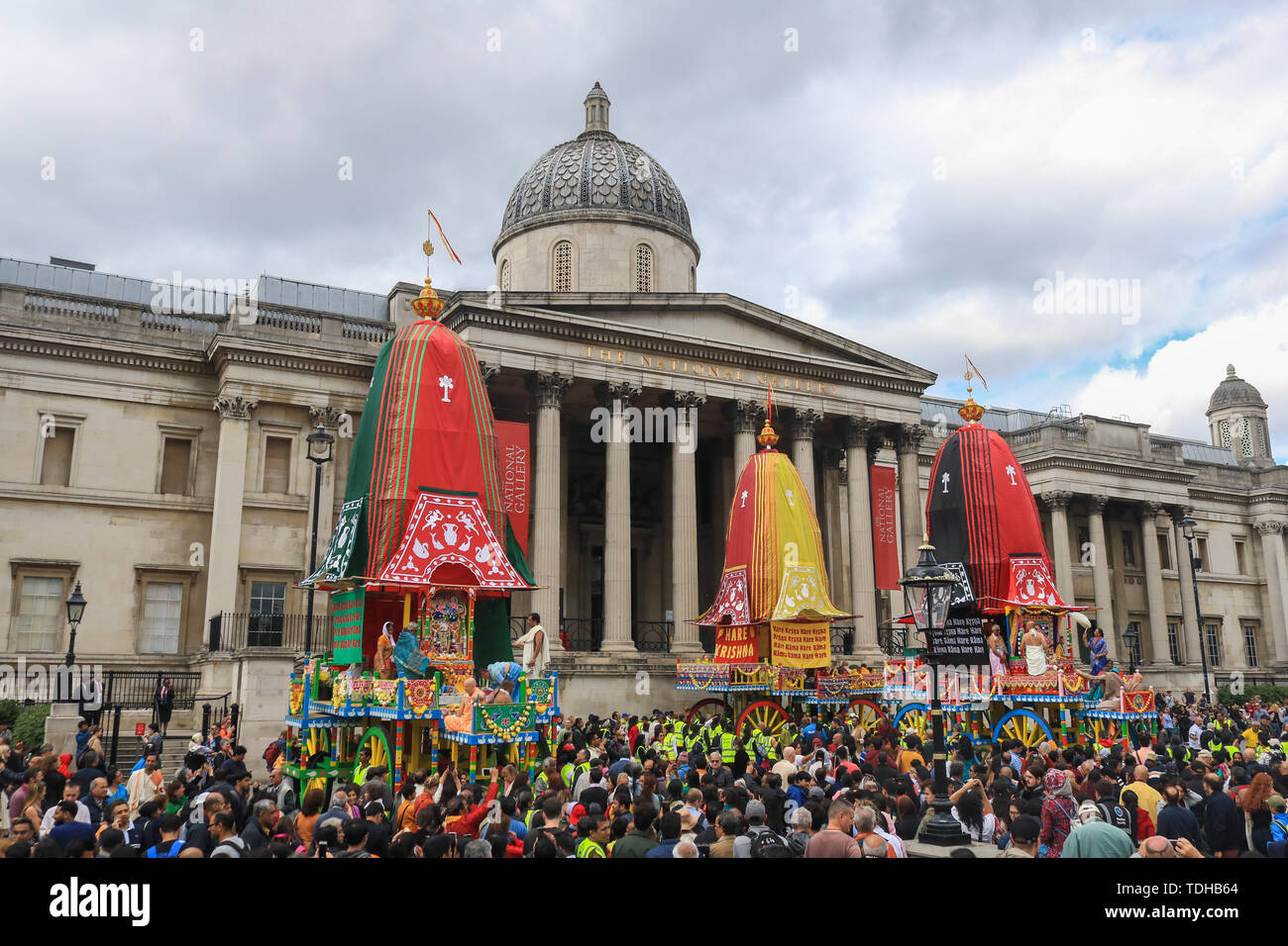 London, Großbritannien. 16. Juni 2019. Hare Krishna Pilger und Gläubige feiern den 51. Jahrestag der Rathayatra, einer Prozession durch die Londoner Trafalgar Square, die mit einem Seil ziehen die Ratha, eine hölzerne deula-förmige Wagen mit Gottheiten Jagannath (Vishnu Avatar), Balabhadra (sein Bruder), Subhadra (seine Schwester) und Sudarshana Chakra Credit: Amer ghazzal/Alamy leben Nachrichten Stockfoto London, Großbritannien. 16. Juni 2019. Hare Krishna Pilger und Gläubige feiern den 51. Jahrestag der Rathayatra, einer Prozession durch die Londoner Trafalgar Square, die mit einem Seil ziehen die Ratha, eine hölzerne deula-förmige Wagen mit Gottheiten Jagannath (Vishnu Avatar), Balabhadra (sein Bruder), Subhadra (seine Schwester) und Sudarshana Chakra Credit: Amer ghazzal/Alamy leben Nachrichten Stockfoto