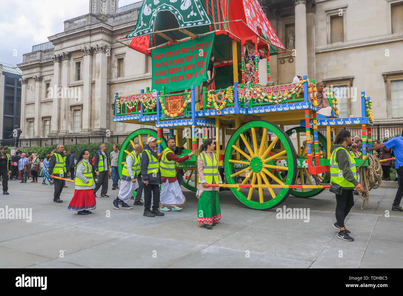 London, Großbritannien. 16. Juni 2019. Hare Krishna Pilger und Gläubige feiern den 51. Jahrestag der Rathayatra, einer Prozession durch die Londoner Trafalgar Square, die mit einem Seil ziehen die Ratha, eine hölzerne deula-förmige Wagen mit Gottheiten Jagannath (Vishnu Avatar), Balabhadra (sein Bruder), Subhadra (seine Schwester) und Sudarshana Chakra Credit: Amer ghazzal/Alamy leben Nachrichten Stockfoto London, Großbritannien. 16. Juni 2019. Hare Krishna Pilger und Gläubige feiern den 51. Jahrestag der Rathayatra, einer Prozession durch die Londoner Trafalgar Square, die mit einem Seil ziehen die Ratha, eine hölzerne deula-förmige Wagen mit Gottheiten Jagannath (Vishnu Avatar), Balabhadra (sein Bruder), Subhadra (seine Schwester) und Sudarshana Chakra Credit: Amer ghazzal/Alamy leben Nachrichten Stockfoto