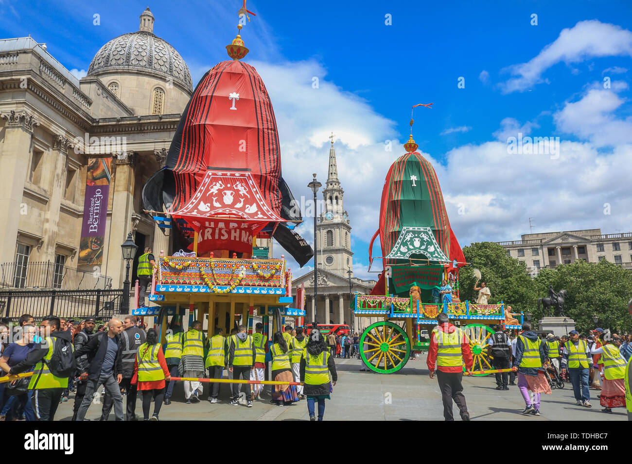 London, Großbritannien. 16. Juni 2019. Hare Krishna Pilger und Gläubige feiern den 51. Jahrestag der Rathayatra, einer Prozession durch die Londoner Trafalgar Square, die mit einem Seil ziehen die Ratha, eine hölzerne deula-förmige Wagen mit Gottheiten Jagannath (Vishnu Avatar), Balabhadra (sein Bruder), Subhadra (seine Schwester) und Sudarshana Chakra Credit: Amer ghazzal/Alamy leben Nachrichten Stockfoto London, Großbritannien. 16. Juni 2019. Hare Krishna Pilger und Gläubige feiern den 51. Jahrestag der Rathayatra, einer Prozession durch die Londoner Trafalgar Square, die mit einem Seil ziehen die Ratha, eine hölzerne deula-förmige Wagen mit Gottheiten Jagannath (Vishnu Avatar), Balabhadra (sein Bruder), Subhadra (seine Schwester) und Sudarshana Chakra Credit: Amer ghazzal/Alamy leben Nachrichten Stockfoto