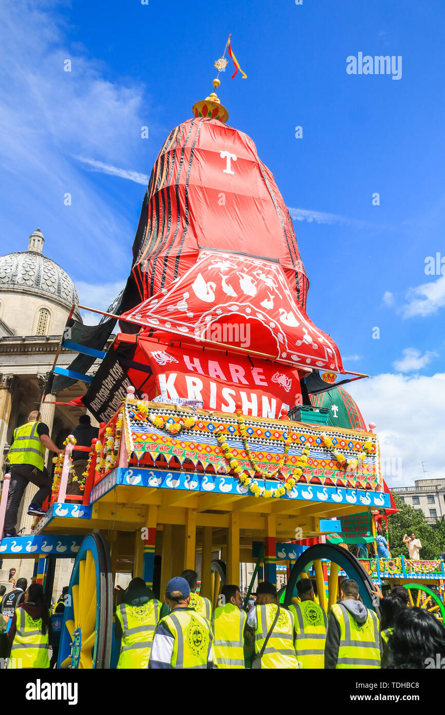 London, Großbritannien. 16. Juni 2019. Hare Krishna Pilger und Gläubige feiern den 51. Jahrestag der Rathayatra, einer Prozession durch die Londoner Trafalgar Square, die mit einem Seil ziehen die Ratha, eine hölzerne deula-förmige Wagen mit Gottheiten Jagannath (Vishnu Avatar), Balabhadra (sein Bruder), Subhadra (seine Schwester) und Sudarshana Chakra Credit: Amer ghazzal/Alamy leben Nachrichten Stockfoto London, Großbritannien. 16. Juni 2019. Hare Krishna Pilger und Gläubige feiern den 51. Jahrestag der Rathayatra, einer Prozession durch die Londoner Trafalgar Square, die mit einem Seil ziehen die Ratha, eine hölzerne deula-förmige Wagen mit Gottheiten Jagannath (Vishnu Avatar), Balabhadra (sein Bruder), Subhadra (seine Schwester) und Sudarshana Chakra Credit: Amer ghazzal/Alamy leben Nachrichten Stockfoto