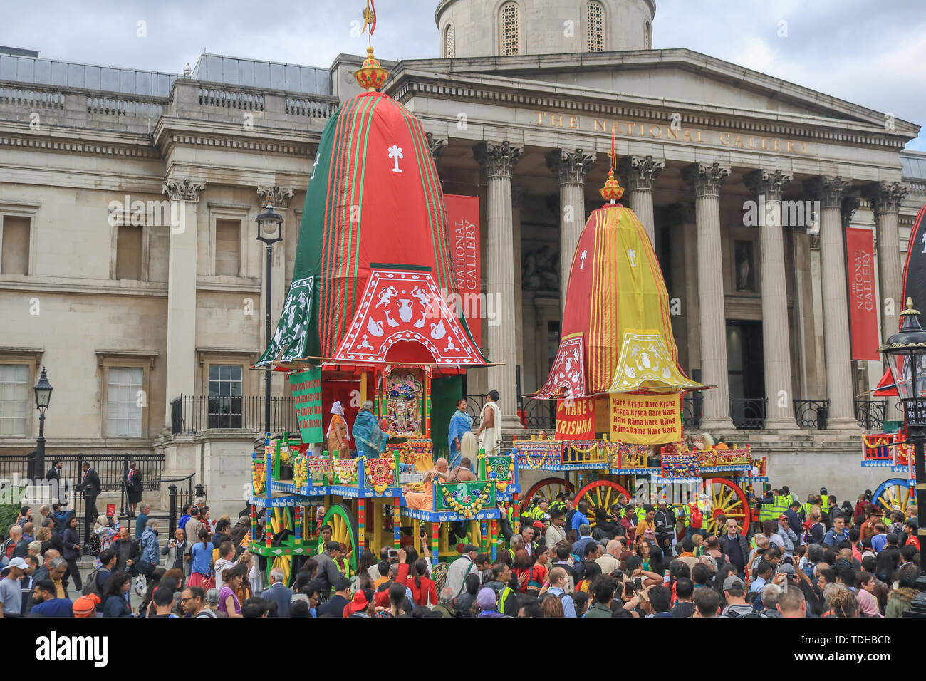 London, Großbritannien. 16. Juni 2019. Hare Krishna Pilger und Gläubige feiern den 51. Jahrestag der Rathayatra, einer Prozession durch die Londoner Trafalgar Square, die mit einem Seil ziehen die Ratha, eine hölzerne deula-förmige Wagen mit Gottheiten Jagannath (Vishnu Avatar), Balabhadra (sein Bruder), Subhadra (seine Schwester) und Sudarshana Chakra Credit: Amer ghazzal/Alamy leben Nachrichten Stockfoto London, Großbritannien. 16. Juni 2019. Hare Krishna Pilger und Gläubige feiern den 51. Jahrestag der Rathayatra, einer Prozession durch die Londoner Trafalgar Square, die mit einem Seil ziehen die Ratha, eine hölzerne deula-förmige Wagen mit Gottheiten Jagannath (Vishnu Avatar), Balabhadra (sein Bruder), Subhadra (seine Schwester) und Sudarshana Chakra Credit: Amer ghazzal/Alamy leben Nachrichten Stockfoto
