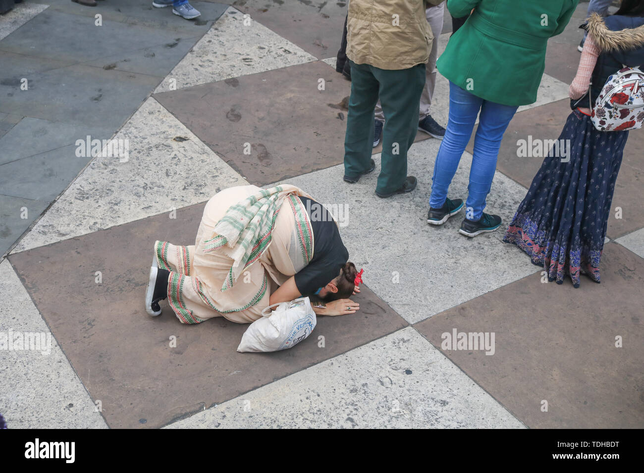 London, Großbritannien. 16. Juni 2019. Ein Devotee küsst den Boden tduring ithe Rathayatra, einer Prozession durch die Londoner Trafalgar Square, das Bewegen des Ratha, eine hölzerne deula-förmige Wagen mit Gottheiten Jagannath (Vishnu Avatar), Balabhadra (sein Bruder), Subhadra (seine Schwester) und Sudarshana Chakra Credit: Amer ghazzal/Alamy leben Nachrichten Stockfoto London, Großbritannien. 16. Juni 2019. Ein Devotee küsst den Boden tduring ithe Rathayatra, einer Prozession durch die Londoner Trafalgar Square, das Bewegen des Ratha, eine hölzerne deula-förmige Wagen mit Gottheiten Jagannath (Vishnu Avatar), Balabhadra (sein Bruder), Subhadra (seine Schwester) und Sudarshana Chakra Credit: Amer ghazzal/Alamy leben Nachrichten Stockfoto
