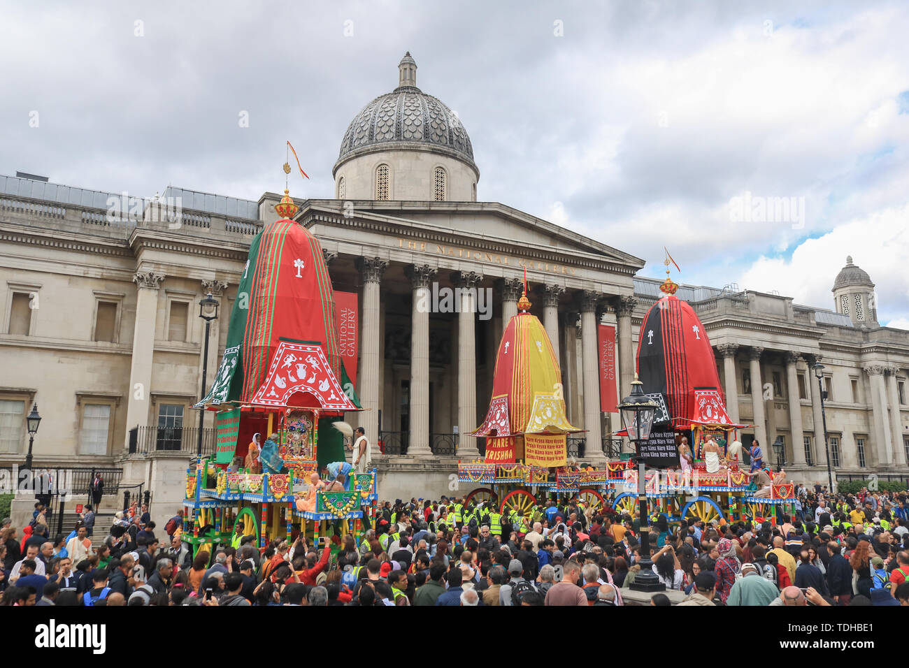 London, Großbritannien. 16. Juni 2019. Hare Krishna Pilger und Gläubige feiern den 51. Jahrestag der Rathayatra, einer Prozession durch die Londoner Trafalgar Square, die mit einem Seil ziehen die Ratha, eine hölzerne deula-förmige Wagen mit Gottheiten Jagannath (Vishnu Avatar), Balabhadra (sein Bruder), Subhadra (seine Schwester) und Sudarshana Chakra Credit: Amer ghazzal/Alamy leben Nachrichten Stockfoto London, Großbritannien. 16. Juni 2019. Hare Krishna Pilger und Gläubige feiern den 51. Jahrestag der Rathayatra, einer Prozession durch die Londoner Trafalgar Square, die mit einem Seil ziehen die Ratha, eine hölzerne deula-förmige Wagen mit Gottheiten Jagannath (Vishnu Avatar), Balabhadra (sein Bruder), Subhadra (seine Schwester) und Sudarshana Chakra Credit: Amer ghazzal/Alamy leben Nachrichten Stockfoto