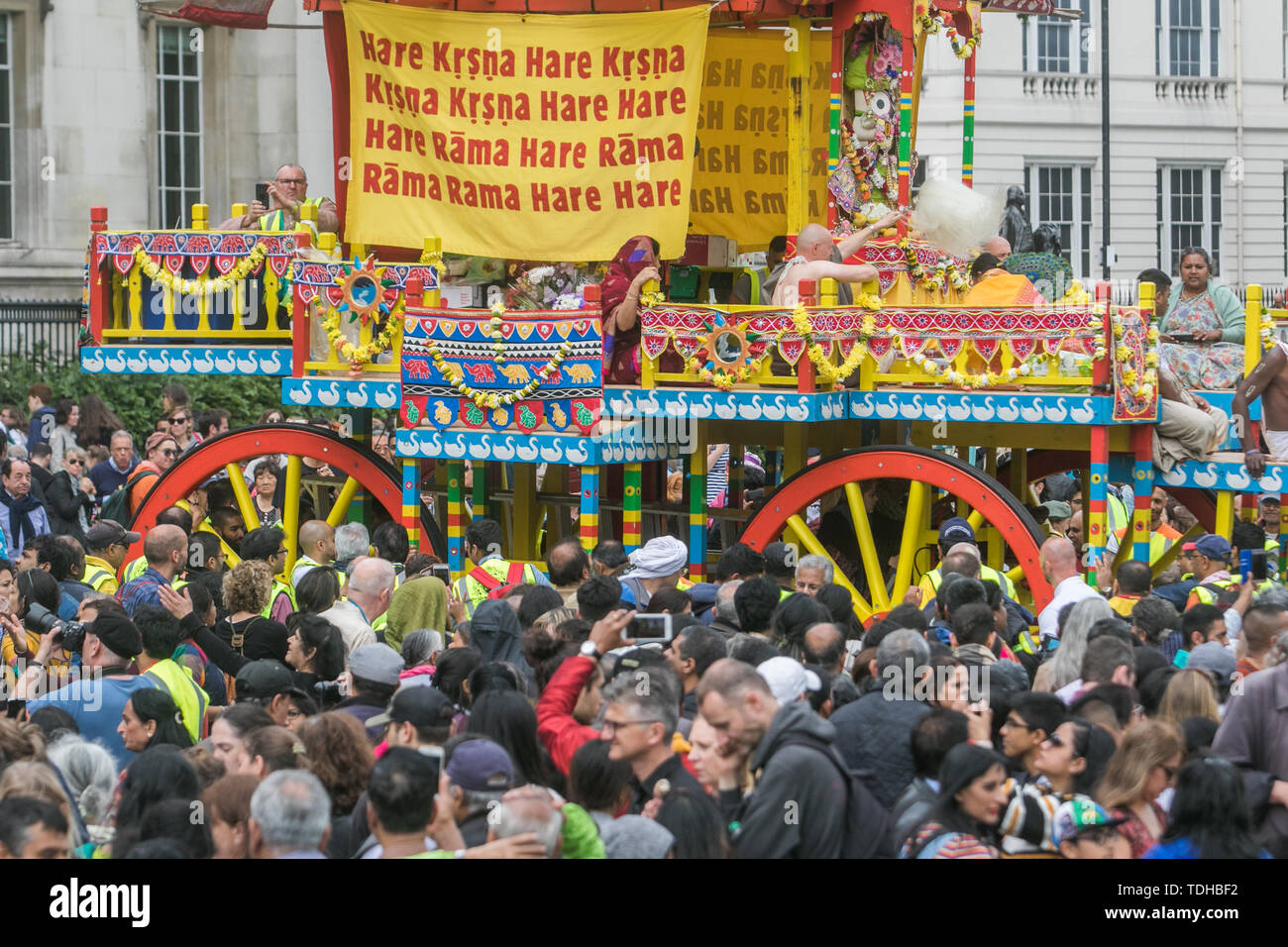 London, Großbritannien. 16. Juni 2019. Hare Krishna Pilger und Gläubige feiern den 51. Jahrestag der Rathayatra, einer Prozession durch die Londoner Trafalgar Square, die mit einem Seil ziehen die Ratha, eine hölzerne deula-förmige Wagen mit Gottheiten Jagannath (Vishnu Avatar), Balabhadra (sein Bruder), Subhadra (seine Schwester) und Sudarshana Chakra Credit: Amer ghazzal/Alamy leben Nachrichten Stockfoto London, Großbritannien. 16. Juni 2019. Hare Krishna Pilger und Gläubige feiern den 51. Jahrestag der Rathayatra, einer Prozession durch die Londoner Trafalgar Square, die mit einem Seil ziehen die Ratha, eine hölzerne deula-förmige Wagen mit Gottheiten Jagannath (Vishnu Avatar), Balabhadra (sein Bruder), Subhadra (seine Schwester) und Sudarshana Chakra Credit: Amer ghazzal/Alamy leben Nachrichten Stockfoto