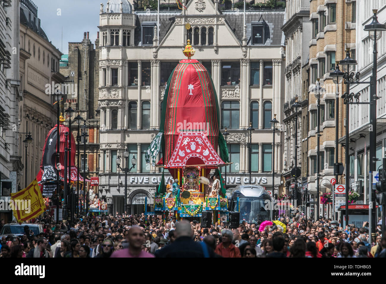 London, Großbritannien. 16. Juni 2019. Hare Krishna Pilger und Gläubige feiern den 51. Jahrestag der Rathayatra, einer Prozession durch die Londoner Trafalgar Square, die mit einem Seil ziehen die Ratha, eine hölzerne deula-förmige Wagen mit Gottheiten Jagannath (Vishnu Avatar), Balabhadra (sein Bruder), Subhadra (seine Schwester) und Sudarshana Chakra Credit: Amer ghazzal/Alamy leben Nachrichten Stockfoto London, Großbritannien. 16. Juni 2019. Hare Krishna Pilger und Gläubige feiern den 51. Jahrestag der Rathayatra, einer Prozession durch die Londoner Trafalgar Square, die mit einem Seil ziehen die Ratha, eine hölzerne deula-förmige Wagen mit Gottheiten Jagannath (Vishnu Avatar), Balabhadra (sein Bruder), Subhadra (seine Schwester) und Sudarshana Chakra Credit: Amer ghazzal/Alamy leben Nachrichten Stockfoto