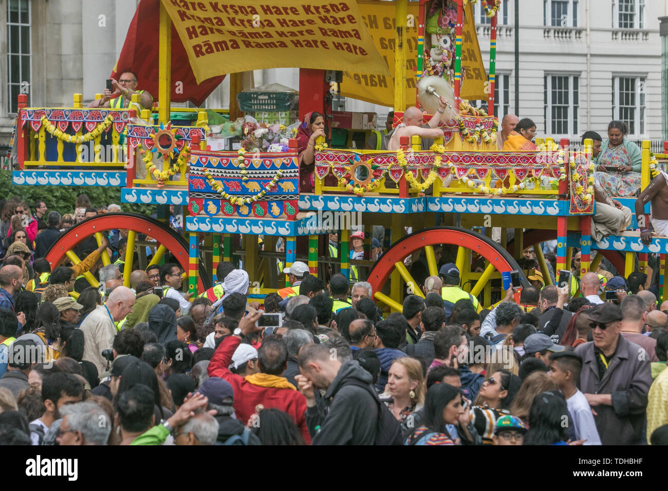 London, Großbritannien. 16. Juni 2019. Hare Krishna Pilger und Gläubige feiern den 51. Jahrestag der Rathayatra, einer Prozession durch die Londoner Trafalgar Square, die mit einem Seil ziehen die Ratha, eine hölzerne deula-förmige Wagen mit Gottheiten Jagannath (Vishnu Avatar), Balabhadra (sein Bruder), Subhadra (seine Schwester) und Sudarshana Chakra Credit: Amer ghazzal/Alamy leben Nachrichten Stockfoto London, Großbritannien. 16. Juni 2019. Hare Krishna Pilger und Gläubige feiern den 51. Jahrestag der Rathayatra, einer Prozession durch die Londoner Trafalgar Square, die mit einem Seil ziehen die Ratha, eine hölzerne deula-förmige Wagen mit Gottheiten Jagannath (Vishnu Avatar), Balabhadra (sein Bruder), Subhadra (seine Schwester) und Sudarshana Chakra Credit: Amer ghazzal/Alamy leben Nachrichten Stockfoto