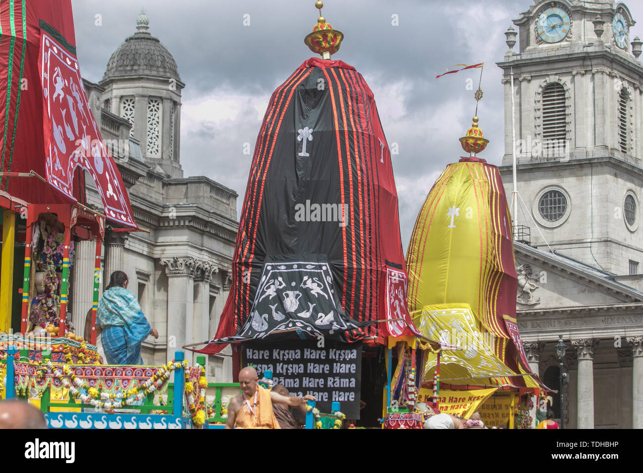 London, Großbritannien. 16. Juni 2019. Hare Krishna Pilger und Gläubige feiern den 51. Jahrestag der Rathayatra, einer Prozession durch die Londoner Trafalgar Square, die mit einem Seil ziehen die Ratha, eine hölzerne deula-förmige Wagen mit Gottheiten Jagannath (Vishnu Avatar), Balabhadra (sein Bruder), Subhadra (seine Schwester) und Sudarshana Chakra Credit: Amer ghazzal/Alamy leben Nachrichten Stockfoto London, Großbritannien. 16. Juni 2019. Hare Krishna Pilger und Gläubige feiern den 51. Jahrestag der Rathayatra, einer Prozession durch die Londoner Trafalgar Square, die mit einem Seil ziehen die Ratha, eine hölzerne deula-förmige Wagen mit Gottheiten Jagannath (Vishnu Avatar), Balabhadra (sein Bruder), Subhadra (seine Schwester) und Sudarshana Chakra Credit: Amer ghazzal/Alamy leben Nachrichten Stockfoto