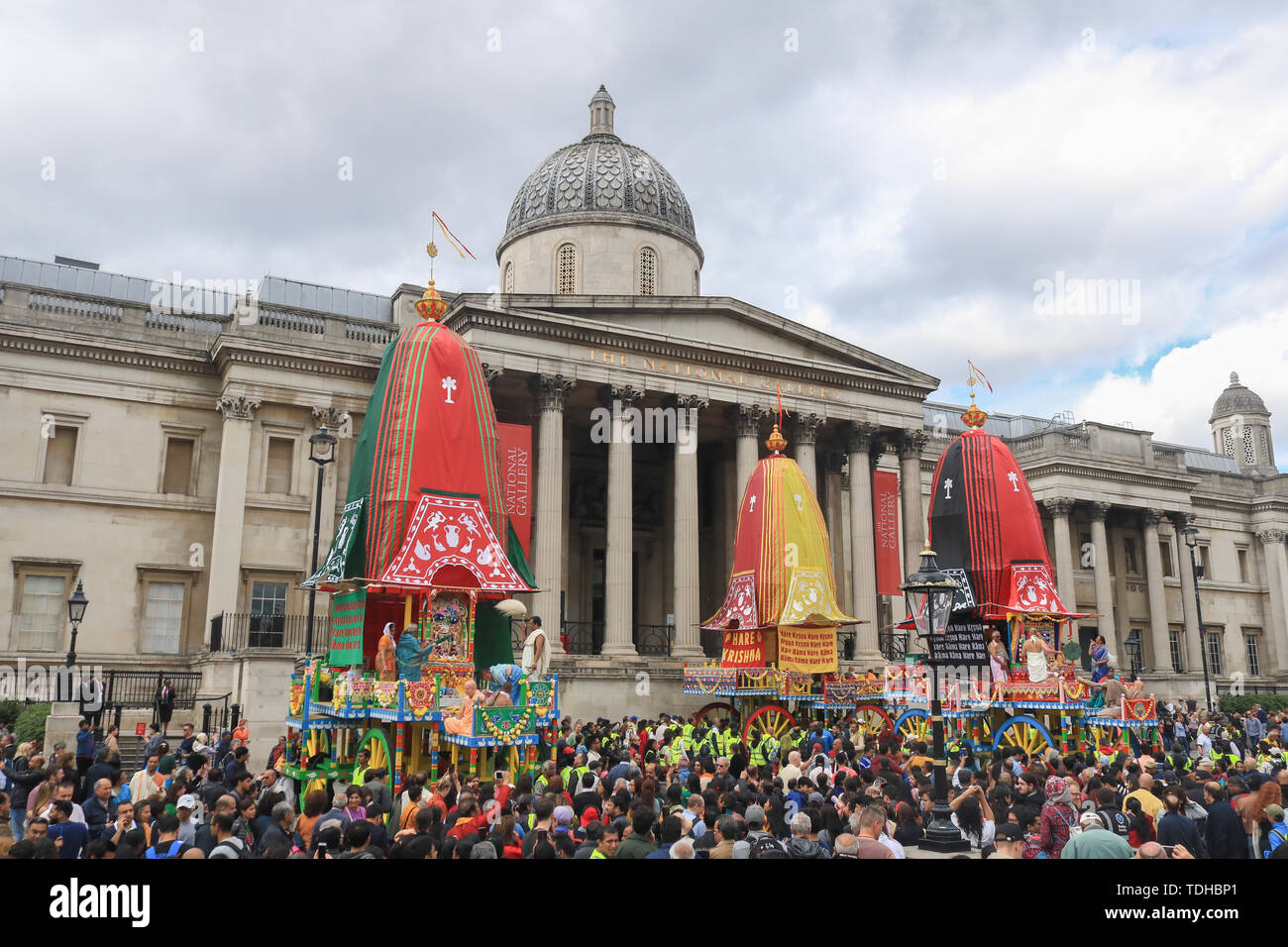 London, Großbritannien. 16. Juni 2019. Hare Krishna Pilger und Gläubige feiern den 51. Jahrestag der Rathayatra, einer Prozession durch die Londoner Trafalgar Square, die mit einem Seil ziehen die Ratha, eine hölzerne deula-förmige Wagen mit Gottheiten Jagannath (Vishnu Avatar), Balabhadra (sein Bruder), Subhadra (seine Schwester) und Sudarshana Chakra Credit: Amer ghazzal/Alamy leben Nachrichten Stockfoto London, Großbritannien. 16. Juni 2019. Hare Krishna Pilger und Gläubige feiern den 51. Jahrestag der Rathayatra, einer Prozession durch die Londoner Trafalgar Square, die mit einem Seil ziehen die Ratha, eine hölzerne deula-förmige Wagen mit Gottheiten Jagannath (Vishnu Avatar), Balabhadra (sein Bruder), Subhadra (seine Schwester) und Sudarshana Chakra Credit: Amer ghazzal/Alamy leben Nachrichten Stockfoto