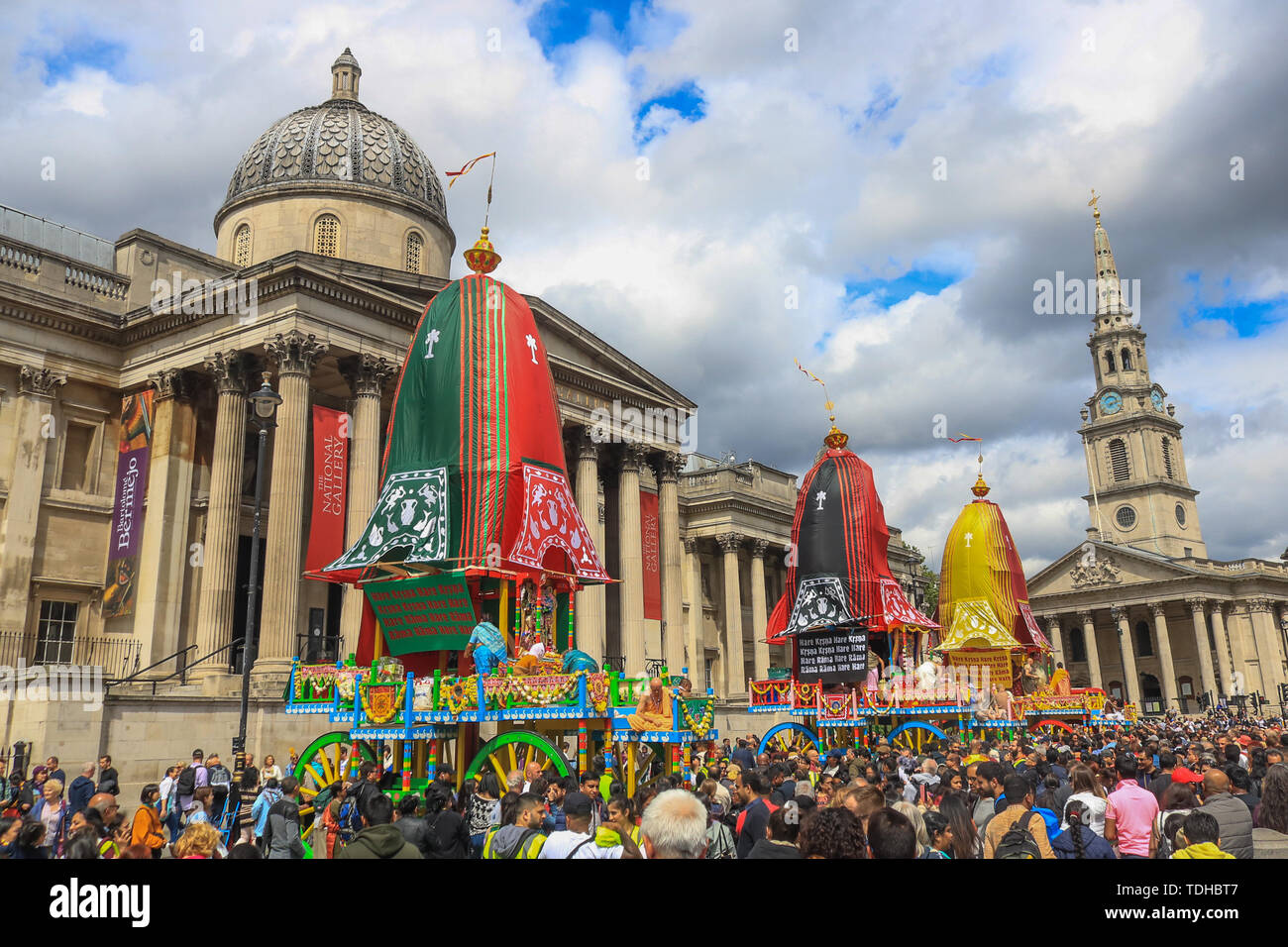 London, Großbritannien. 16. Juni 2019. Hare Krishna Pilger und Gläubige feiern den 51. Jahrestag der Rathayatra, einer Prozession durch die Londoner Trafalgar Square, die mit einem Seil ziehen die Ratha, eine hölzerne deula-förmige Wagen mit Gottheiten Jagannath (Vishnu Avatar), Balabhadra (sein Bruder), Subhadra (seine Schwester) und Sudarshana Chakra Credit: Amer ghazzal/Alamy leben Nachrichten Stockfoto London, Großbritannien. 16. Juni 2019. Hare Krishna Pilger und Gläubige feiern den 51. Jahrestag der Rathayatra, einer Prozession durch die Londoner Trafalgar Square, die mit einem Seil ziehen die Ratha, eine hölzerne deula-förmige Wagen mit Gottheiten Jagannath (Vishnu Avatar), Balabhadra (sein Bruder), Subhadra (seine Schwester) und Sudarshana Chakra Credit: Amer ghazzal/Alamy leben Nachrichten Stockfoto