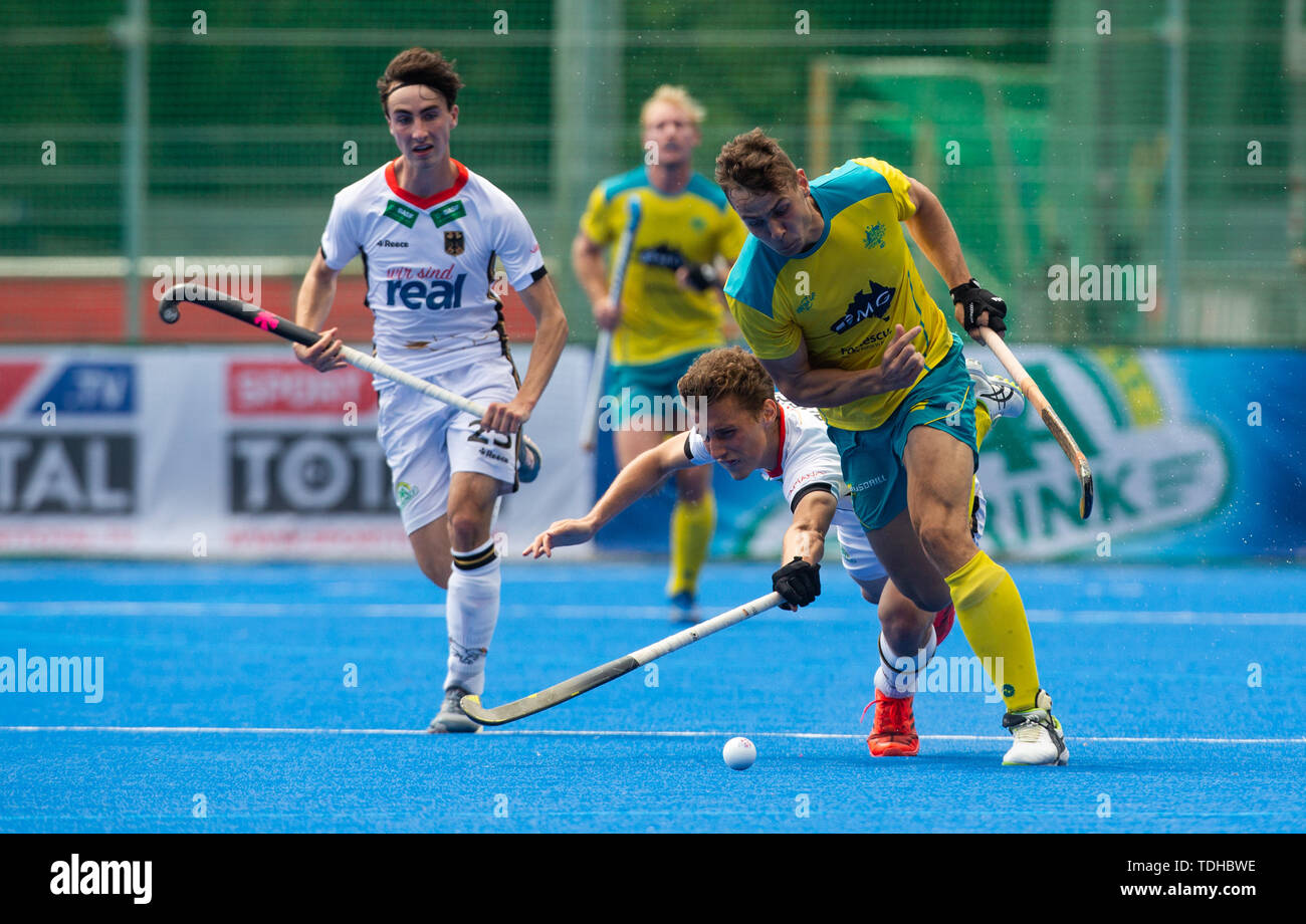 Krefeld, Deutschland, 16. Juni 2019, Hockey, Männer, FIH-Pro League, Deutschland gegen Australien: Tom Craig (Australien, R) und Johannes Grosse (Deutschland) konkurrieren. Credit: Jürgen Schwarz/Alamy leben Nachrichten Stockfoto