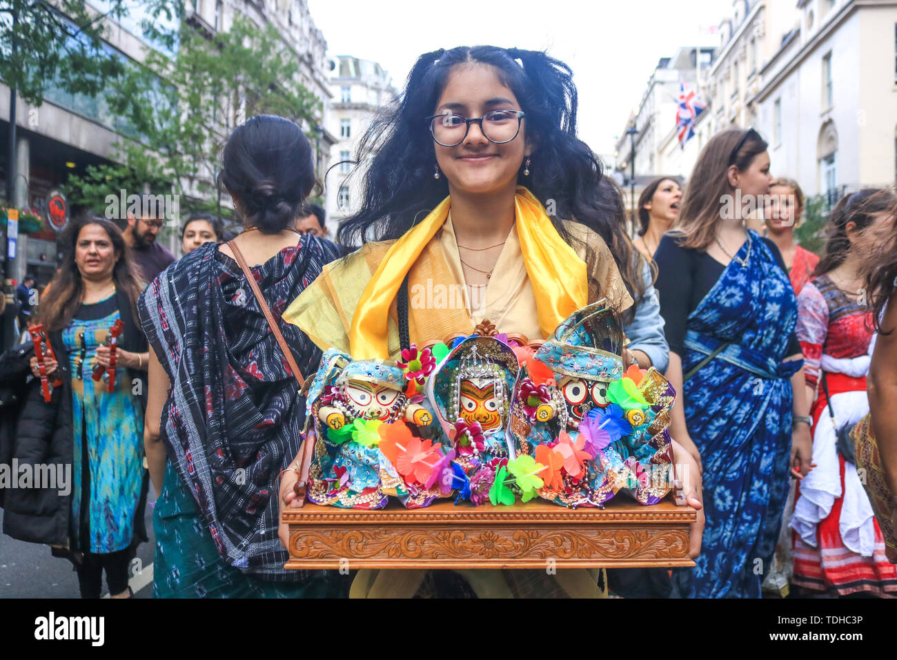 London, Großbritannien. 16. Juni 2019. Hare Krishna Pilger und Gläubige feiern den 51. Jahrestag der Rathayatra, einer Prozession durch die Londoner Trafalgar Square, die mit einem Seil ziehen die Ratha, eine hölzerne deula-förmige Wagen mit Gottheiten Jagannath (Vishnu Avatar), Balabhadra (sein Bruder), Subhadra (seine Schwester) und Sudarshana Chakra Credit: Amer ghazzal/Alamy leben Nachrichten Stockfoto London, Großbritannien. 16. Juni 2019. Hare Krishna Pilger und Gläubige feiern den 51. Jahrestag der Rathayatra, einer Prozession durch die Londoner Trafalgar Square, die mit einem Seil ziehen die Ratha, eine hölzerne deula-förmige Wagen mit Gottheiten Jagannath (Vishnu Avatar), Balabhadra (sein Bruder), Subhadra (seine Schwester) und Sudarshana Chakra Credit: Amer ghazzal/Alamy leben Nachrichten Stockfoto