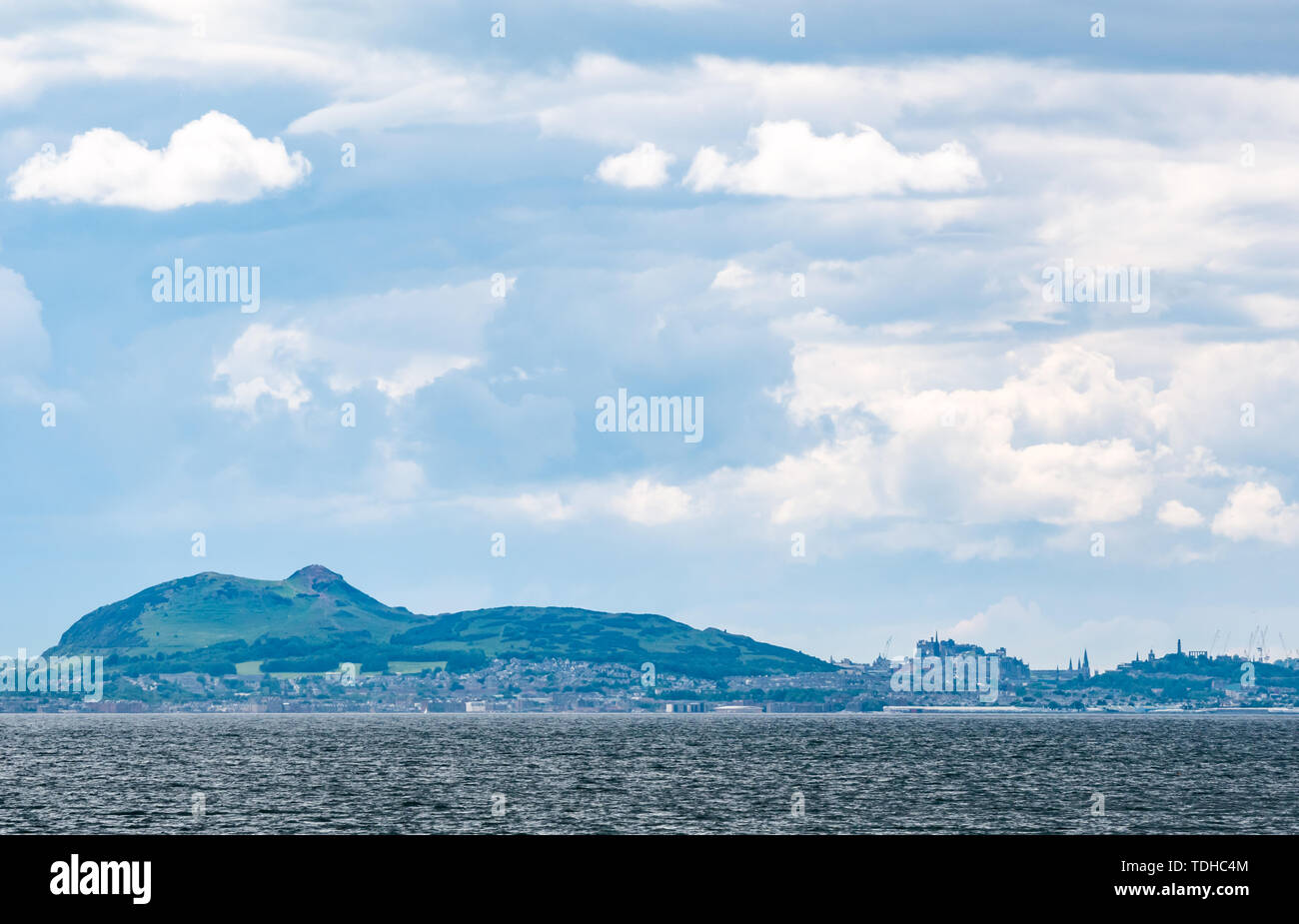 Edinburgh, Schottland, Großbritannien. 16. Juni 2019. UK Wetter: Sonnig an der Küste mit Blick auf die unverwechselbare Skyline von Edinburgh mit Arthur's Seat, Edinburgh Castle, das Nationale Denkmal auf dem Calton Hill und Krane, die an der St James Sanierung deutlich sichtbar von East Lothian Stockfoto