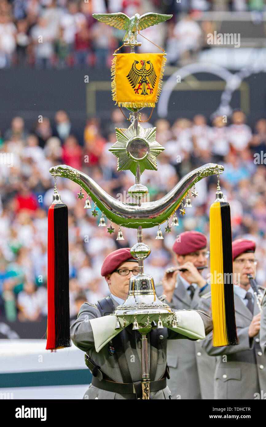 Mainz, Deutschland. 11 Juni, 2019. Bundeswehr Musik Korps spielt Nationalhymnen, 11.06.2019, Mainz, Fußball, Weise, Landerspiel, Germany-Estonia, DFB/DFL-Bestimmungen verbieten die Verwendung von Fotografien als BILDSEQUENZEN UND/ODER QUASI-VIDEO. | Verwendung der weltweiten Kredit: dpa/Alamy leben Nachrichten Stockfoto