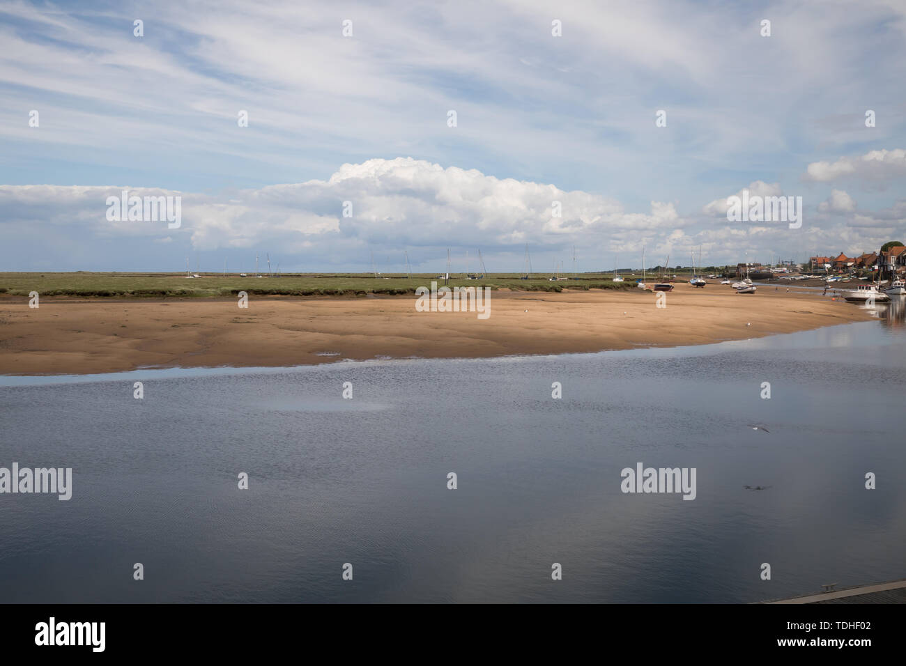 Wells-Next-The-Sea, UK, 16. Juni 2019, graue Sturmwolken über Wells-Next-The-Sea als Menschen einen Tag auf Vatertag. Kredit genießen: Keith Larby/Alamy leben Nachrichten Stockfoto