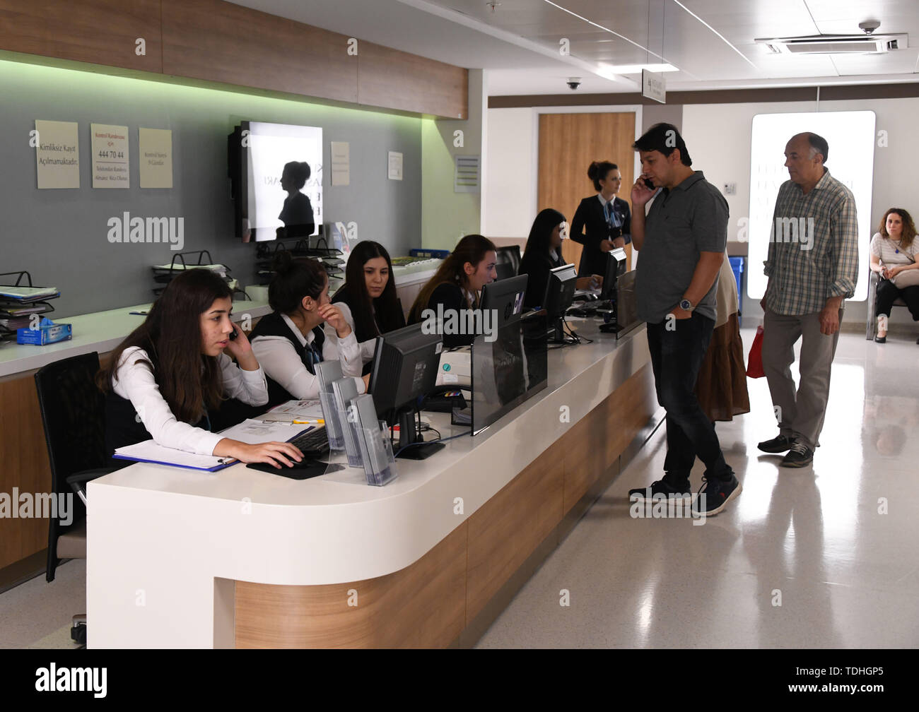 Istanbul Turkei 12 Juni 19 Mitarbeiter Arbeiten An Der Medipol Mega University Hospital In Istanbul Turkei