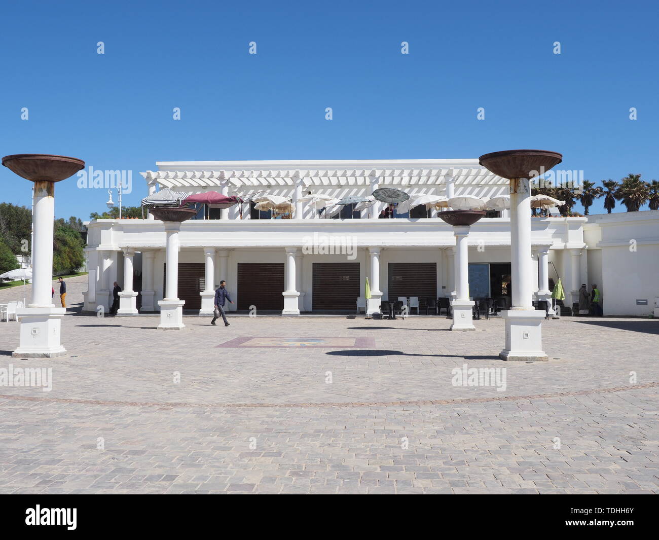 Kap Spartel, Marokko auf April 2019: weiße Gebäude der Afrikanischen touristischen Gegend in der Nähe von Höhlen von Hercules mit klaren blauen Himmel in warmen Sommertag. Stockfoto