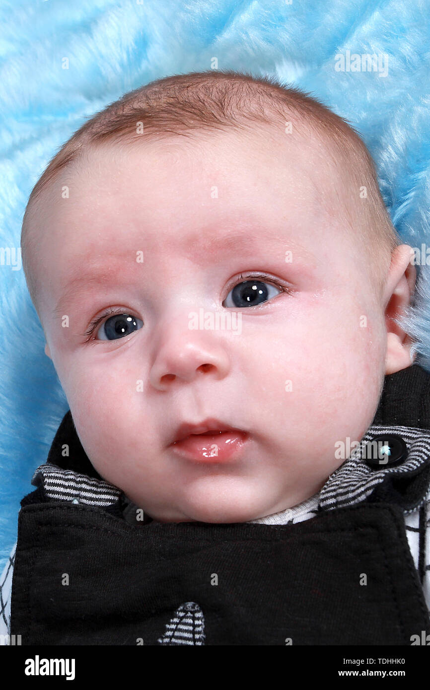 3 Monate alten Baby Boy entspannend Stockfoto
