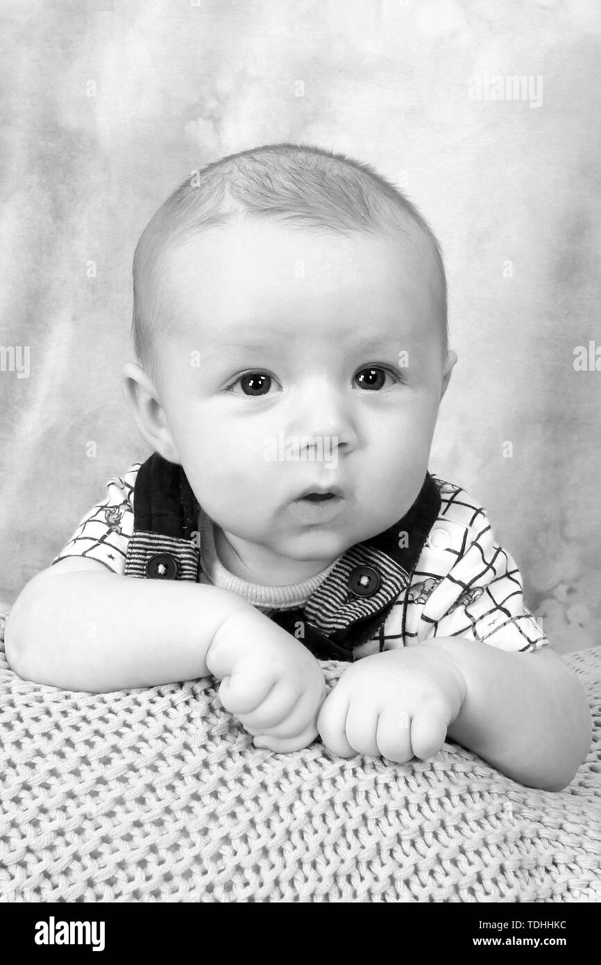 3 Monate alten Baby Boy entspannend Stockfoto