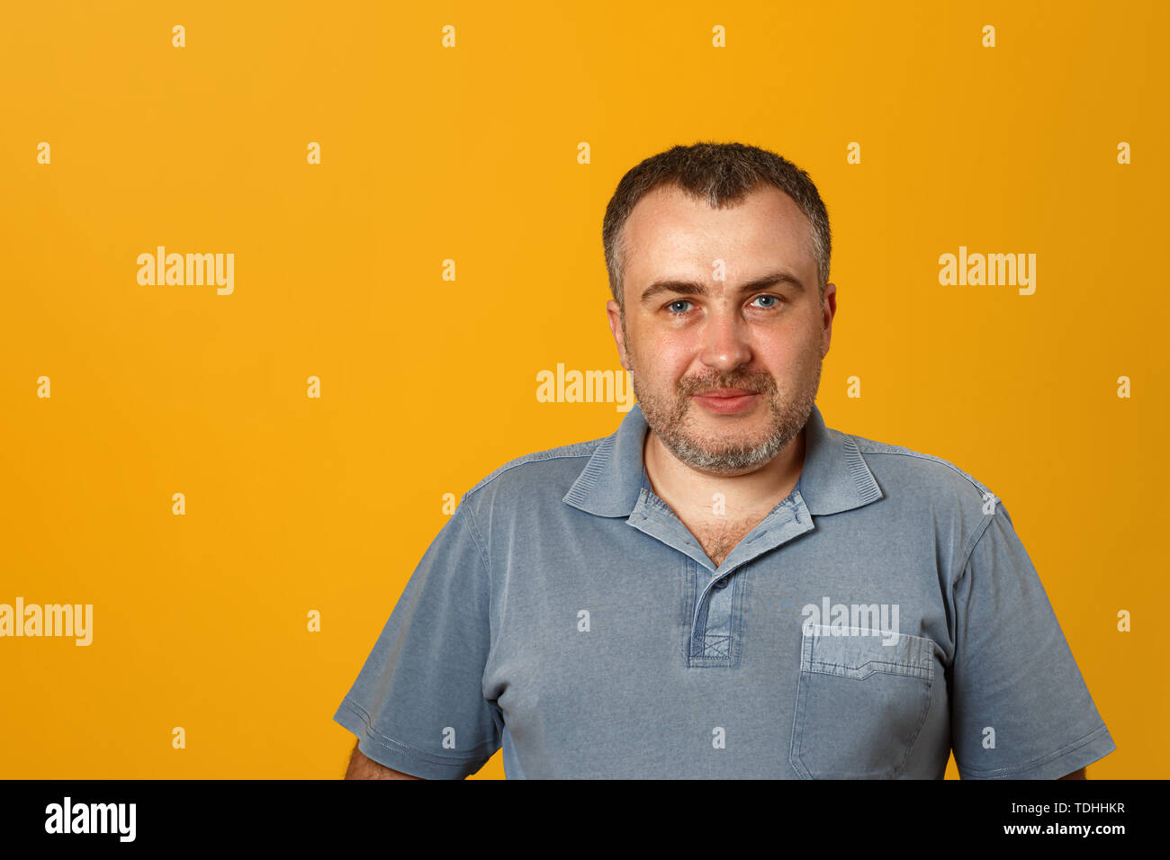 Closeup Porträt eines Mannes auf einem gelben Hintergrund. Platz kopieren Stockfoto