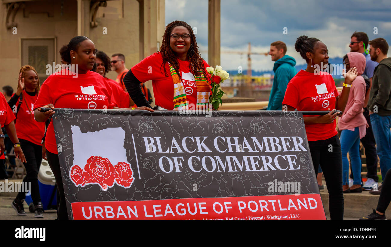 Portland, Oregon, USA - Juni 8, 2019: Oregon Schwarz Handelskammer in den Grand Floral Parade, während Portland Rose Festival 2019. Stockfoto