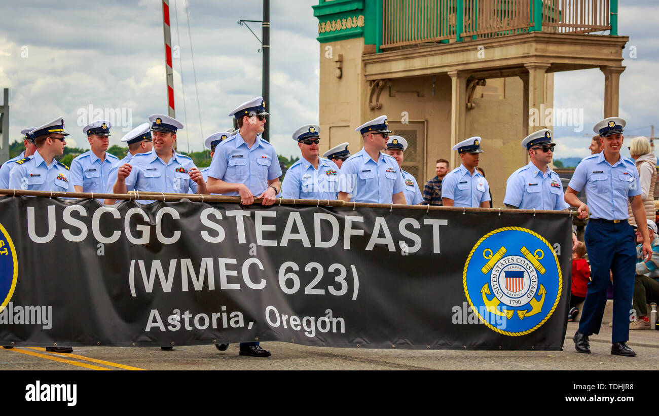 Portland, Oregon, USA - Juni 8, 2019: USCGC unerschütterlichen Crew im Grand Floral Parade, während Portland Rose Festival 2019. Stockfoto