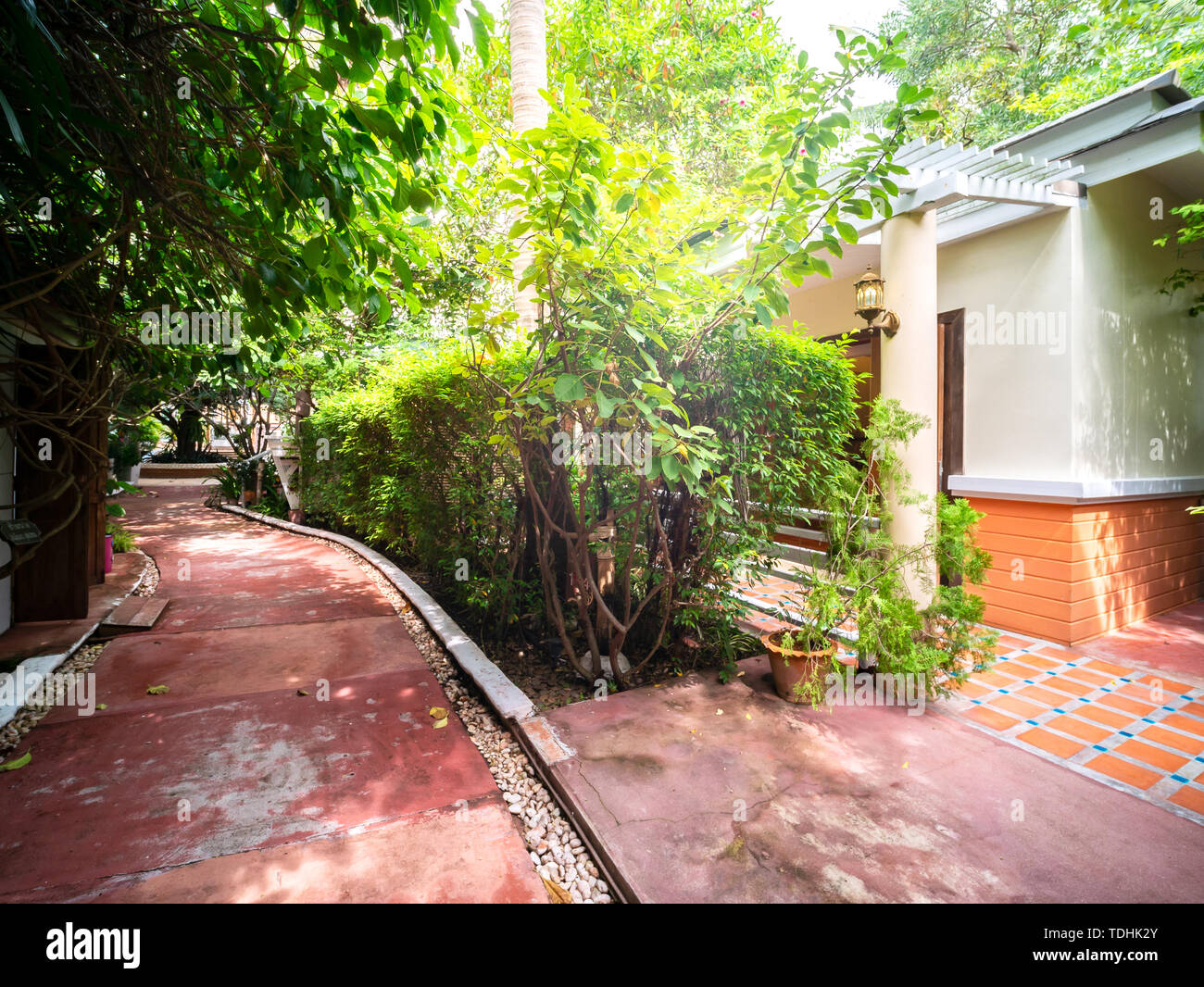 Fußweg an der Vorderseite des Hauses mit Garten im Resort, Thailand Stockfoto
