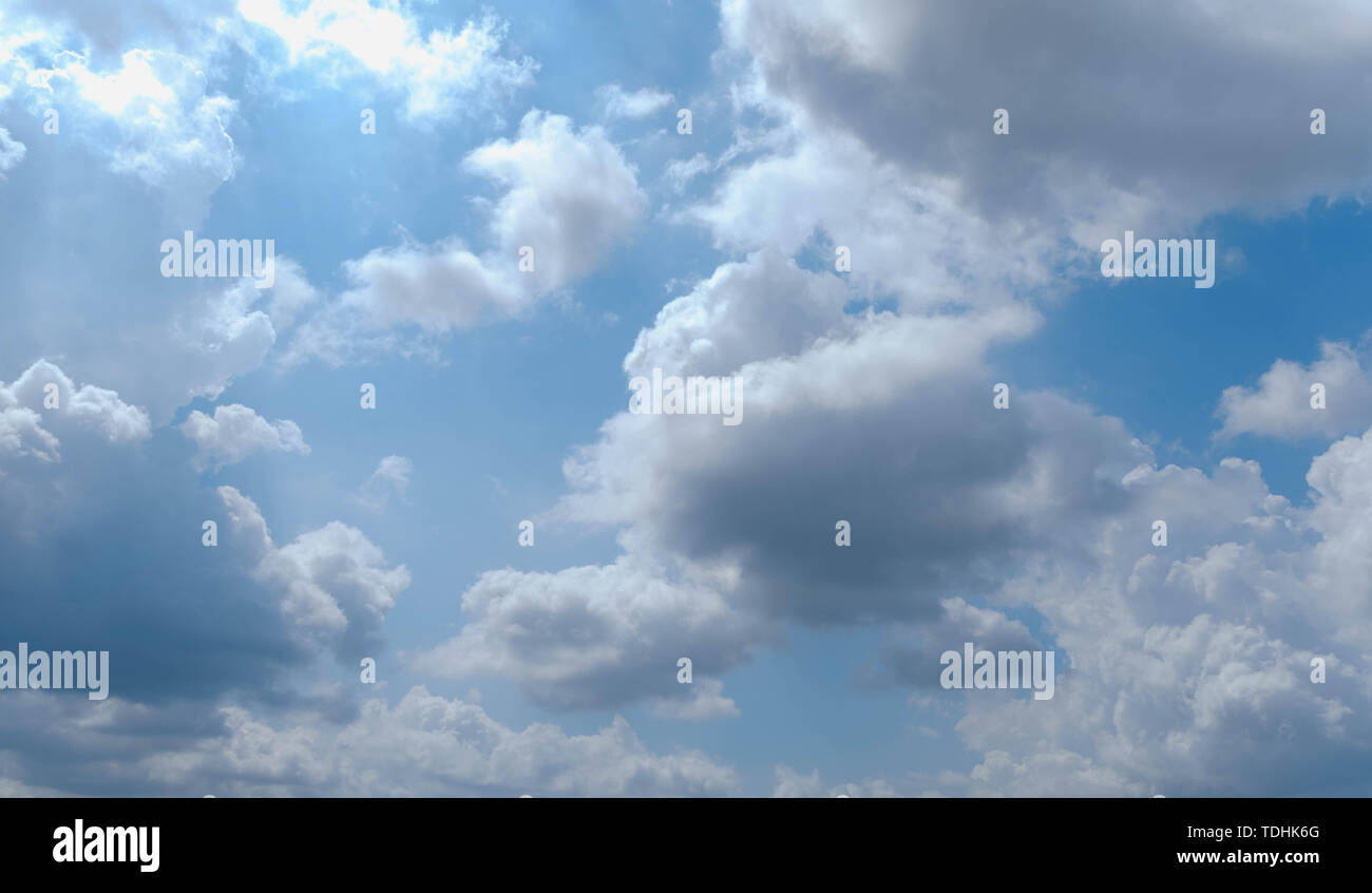 Wolken bei Sonnenuntergang vor dem Regen blauer Himmel weiße und graue Wolken Stockfoto