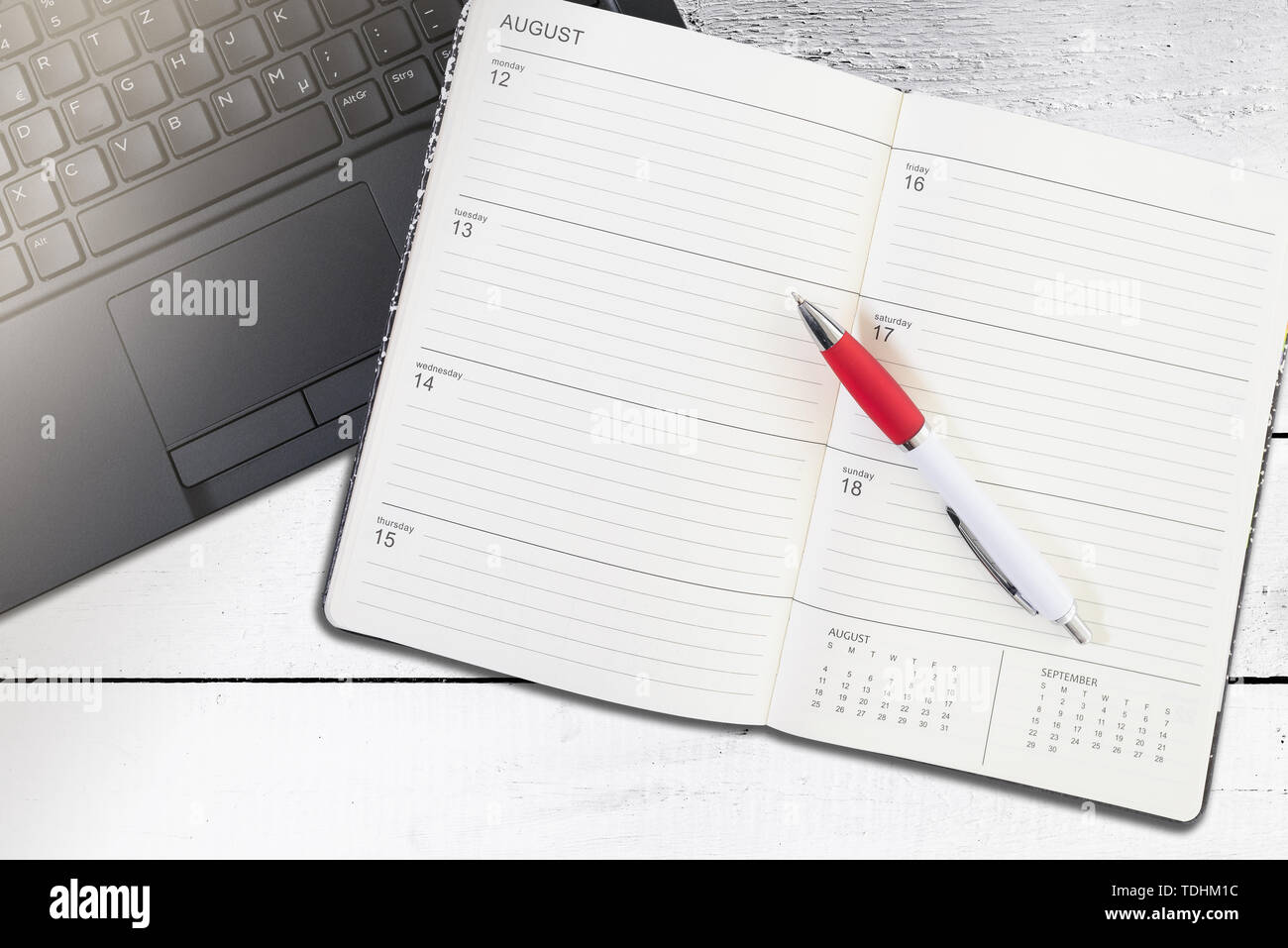 Ansicht von oben öffnen Sie Kalender oder Planer und Stift auf Laptop Stockfoto