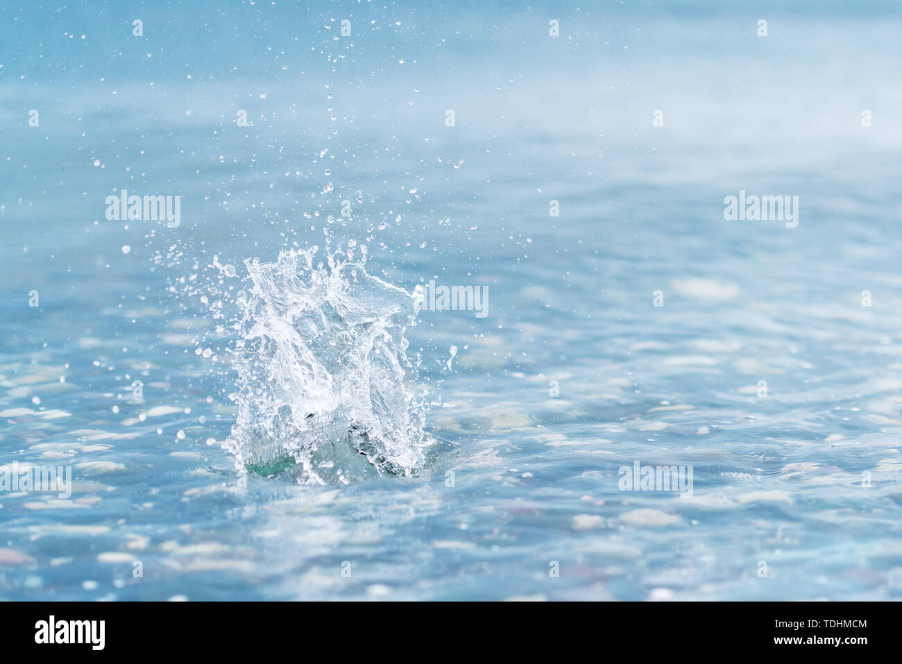 Wasser, Wasser, spritzen auf blaue Wellenlinie Meer Hintergrund Stockfoto