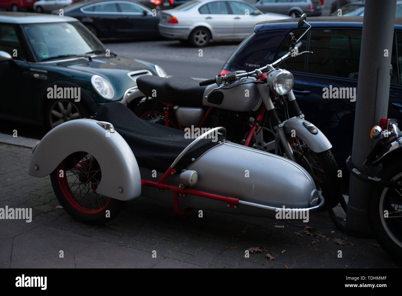 Motorrad mit Seitenwagen auf dem Bürgersteig geparkt auf die Post. Berlin, Deutschland. Februar 19, 2019. Stockfoto