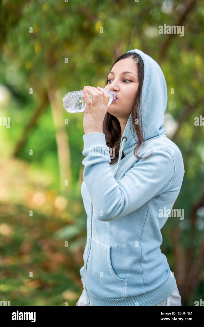 Durstigen Frau Trinkwasser nach dem Sport Aktivitäten. Health Concept Stockfoto