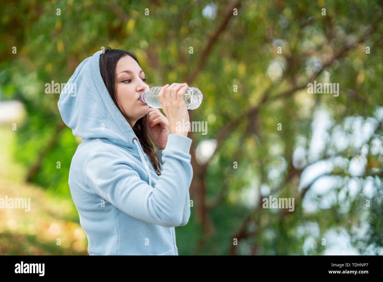 Durstigen Frau Trinkwasser nach dem Sport Aktivitäten. Health Concept Stockfoto