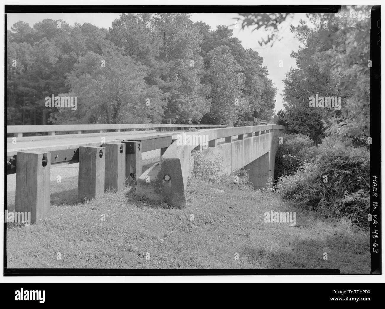 Nordwestlich der Mill Creek Bridge (HAER Nr. VA-48-N) VON DER SEITE DER STRASSE. - Colonial Parkway, Yorktown Insel von Jamestown, Yorktown, York County, VA; Cramton, Louis C; Wilbur, Ray Lyman, Hoover, Herbert; Taylor, Oliver G; Peterson, Charles E; Smith, William H; Robinson, William;T E Firma Ritter; Thomason, C Y; J G Attaway Bauunternehmen; Wescott, Frank T; T-Stück, Nello D; ein N Campbell und Unternehmen; Arundel Corporation; P T Widerrist; Sanford und Bäche, Firma; Roberts ebnet Unternehmen; Malpass Bauunternehmen; W E Graham und Söhne; Rea Bauunternehmen; Scott, W H; Fall Constructio Stockfoto