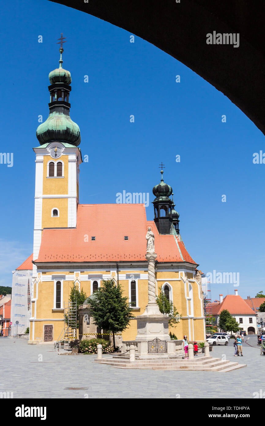 St. Emmerich's Kirche (1618 erbaut) und Maria Skulptur (1739 errichtet) in Gödöllő, Ungarn Stockfoto
