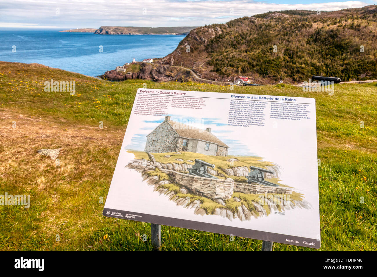 Ein Schild gibt Touristen Informationen über die Königin Batterie auf dem Signal Hill am Eingang in den Hafen von St. John in Neufundland. Stockfoto