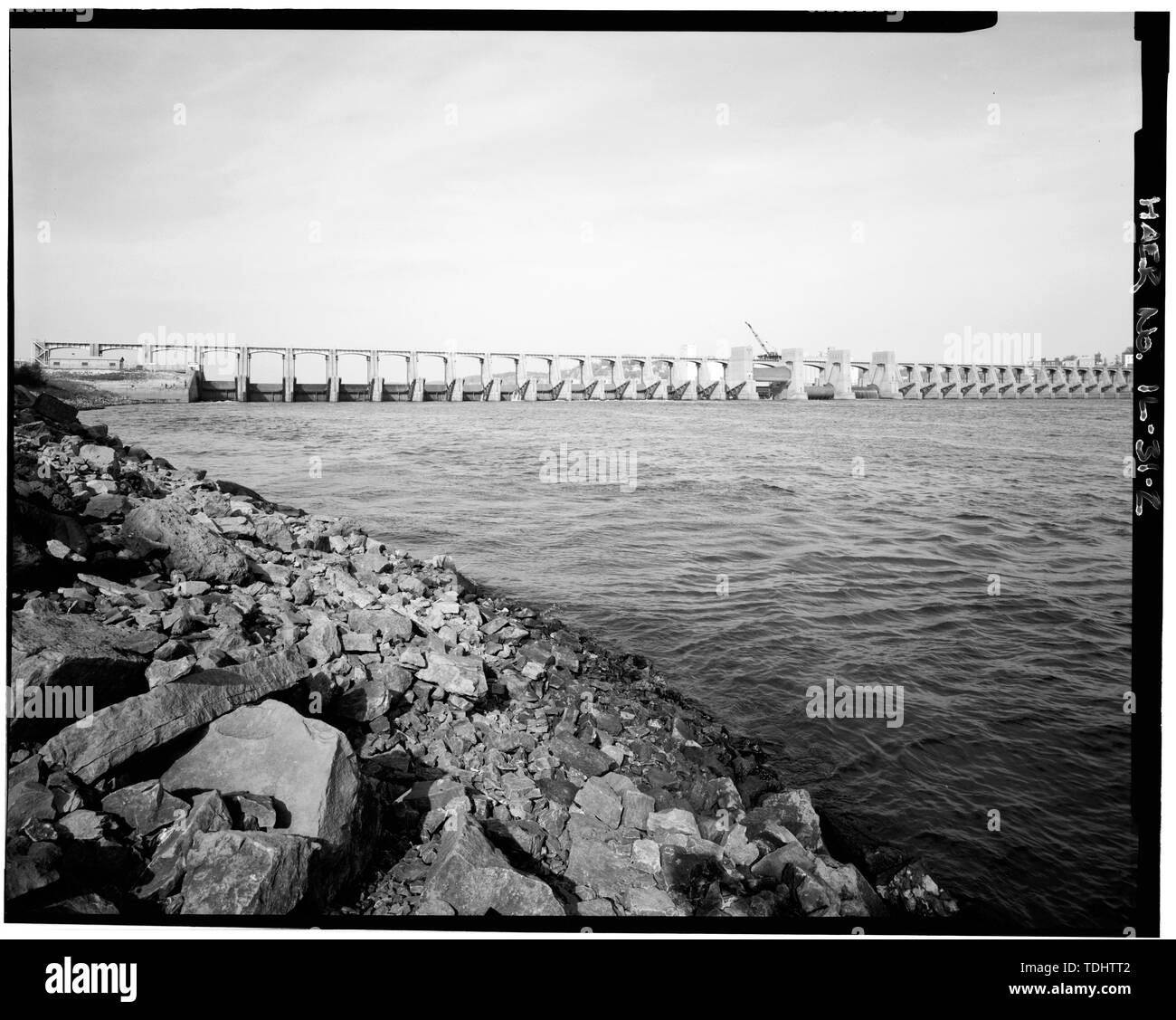 Gesamtansicht von Damm, auf der Suche vor. - Obere Mississippi River 9-Fuß-Projekt, Lock und Dam 26, Alton, Madison County, IL; US-Armee Korps der Ingenieure Stockfoto